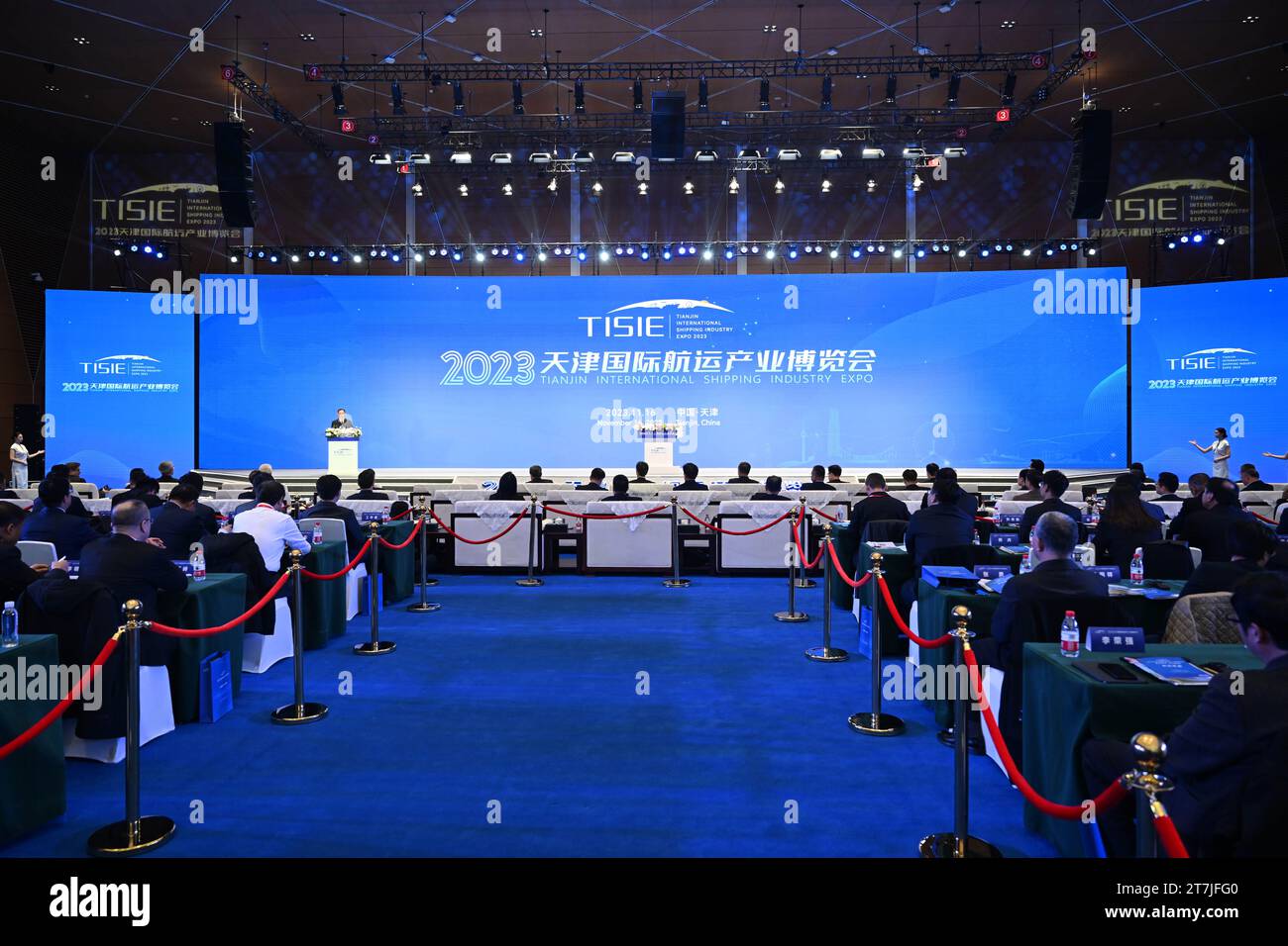 (231116) -- TIANJIN, 16 novembre 2023 (Xinhua) -- questa foto scattata il 16 novembre 2023 mostra la cerimonia di apertura della Tianjin International Shipping Industry Expo 2023 a Tianjin, nella Cina settentrionale. L'Expo, a tema "Shipping throughout the World, leading the Future", ha avuto inizio giovedì al National Convention and Exhibition Center (Tianjin), con l'obiettivo di promuovere lo sviluppo dell'industria marittima globale e dell'economia marina. Con una superficie totale dello stand di 50.000 metri quadrati, l'evento comprende sette aree espositive: Zona armatori internazionali, zona navi e attrezzature offshore, Foto Stock