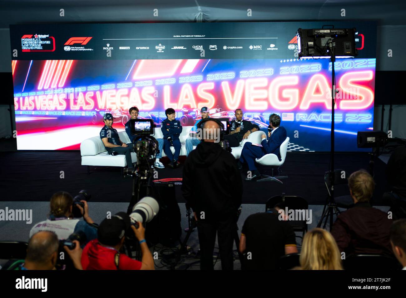 Las Vegas, Stati Uniti. 15 novembre 2023. Sergio Pérez, pilota messicano di Formula 1 Red Bull Racing, pilota tailandese di Formula 1 Alex Albon della Williams Racing, pilota giapponese di Formula 1 Yuki Tsunoda della Scuderia AlphaTauri, il pilota francese di Formula 1 Pierre Gasly dell'Alpine F1 Team e il pilota britannico di Formula 1 Lewis Hamilton della Mercedes-AMG Petronas partecipano a una conferenza stampa durante il Gran Premio di Formula uno di Las Vegas al Las Vegas Strip Circuit di Las Vegas mercoledì 15 novembre 2023. Foto di Greg Nash/UPI Credit: UPI/Alamy Live News Foto Stock