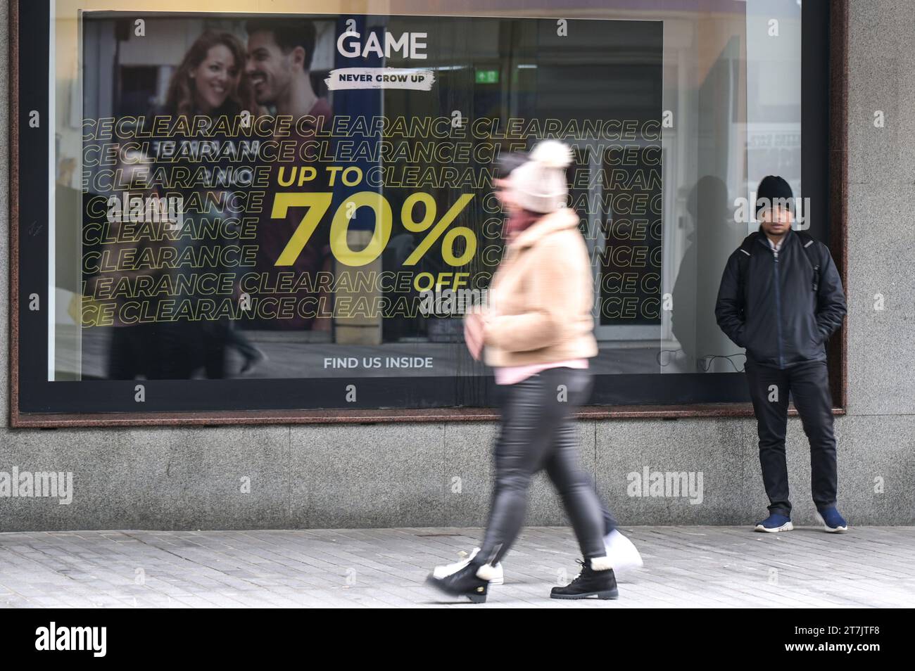 New Street, Birmingham 16 novembre 2023 - poster di vendita nei negozi del centro di Birmingham in vista del Black Friday. PIC by Credit: Stop Press Media/Alamy Live News Foto Stock