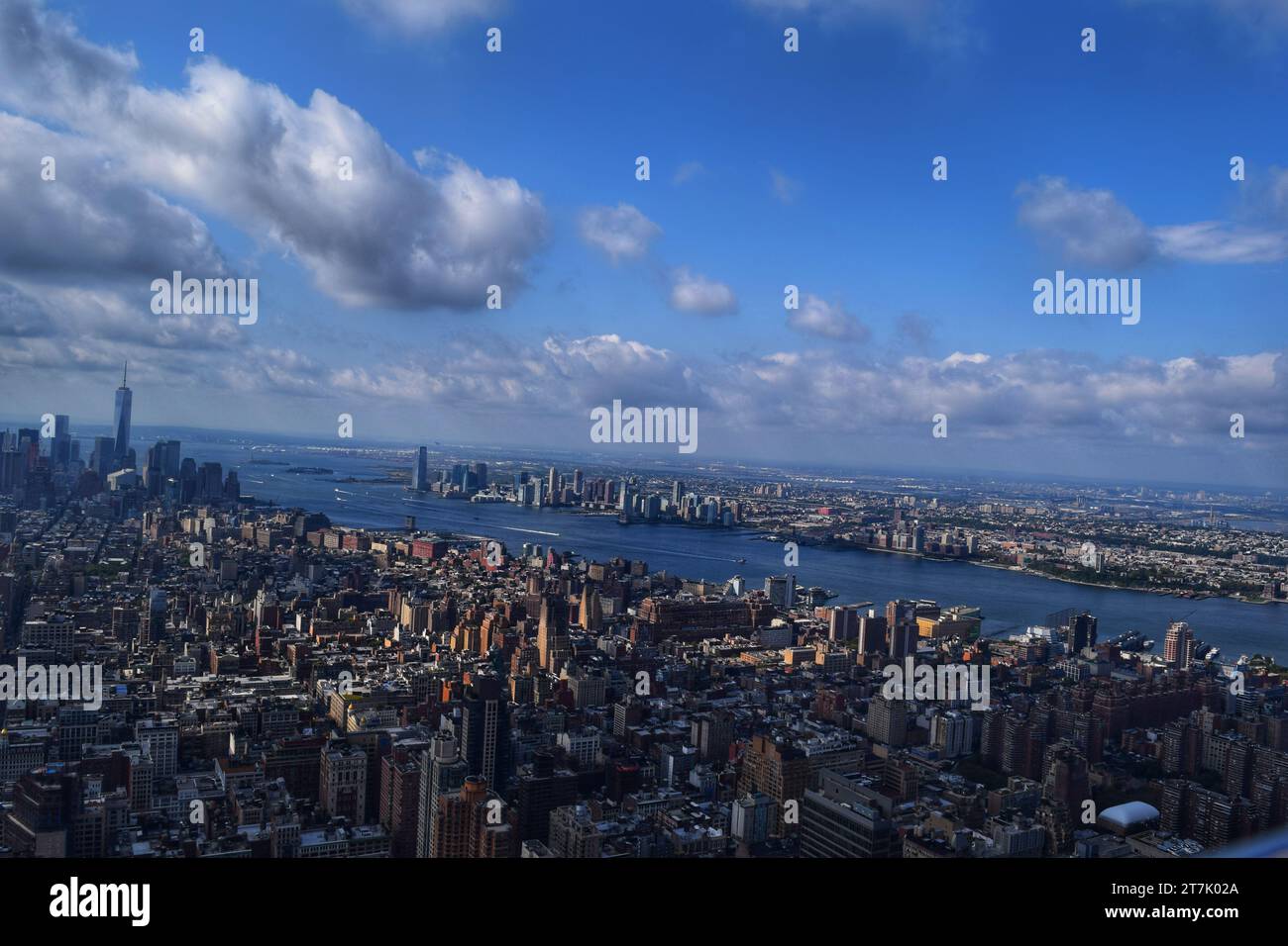 Scopri la bellezza mozzafiato delle città americane sotto il vasto cielo ceruleo in questi splendidi panorami urbani Foto Stock