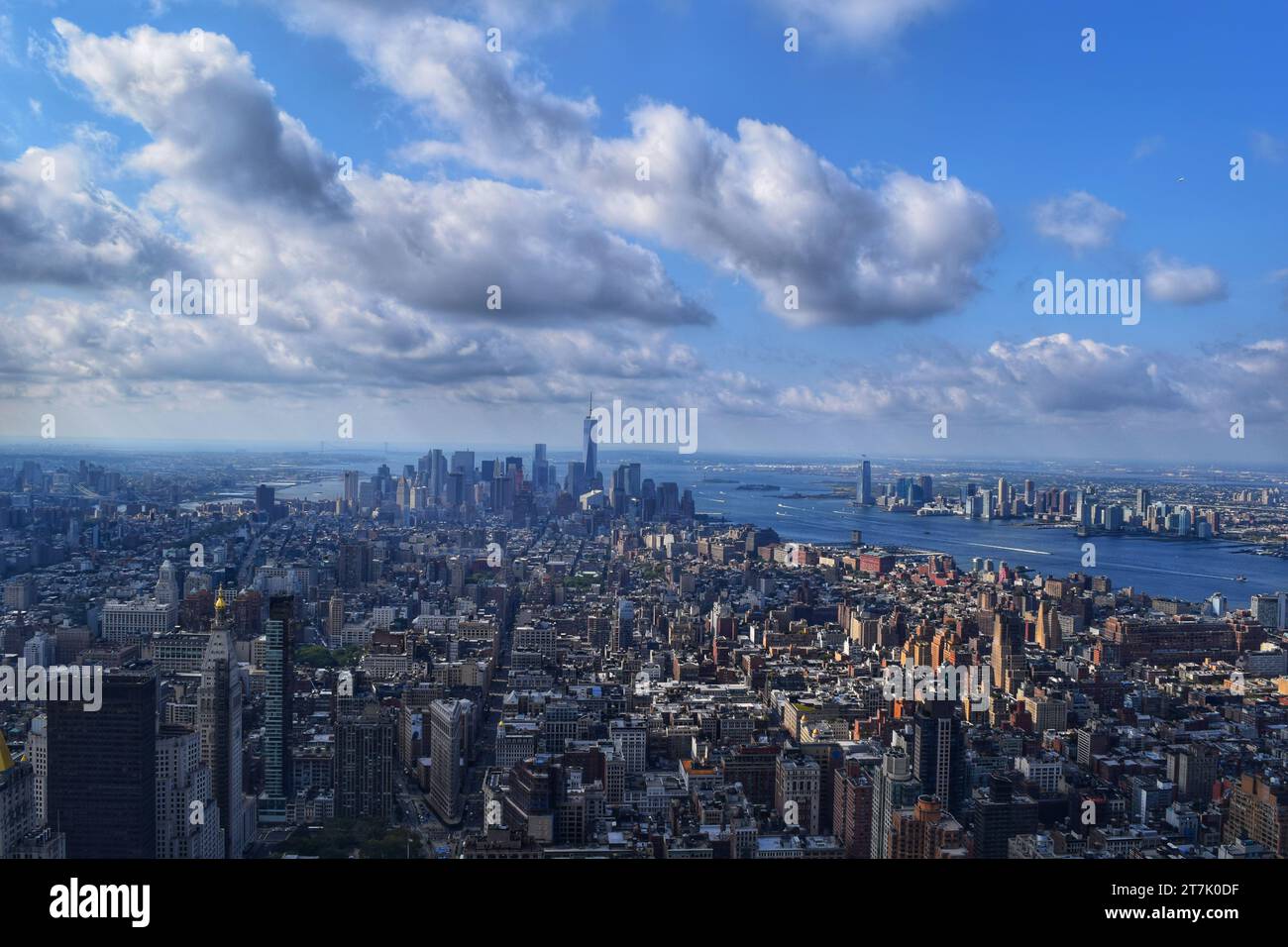 Scopri la bellezza mozzafiato delle città americane sotto il vasto cielo ceruleo in questi splendidi panorami urbani Foto Stock