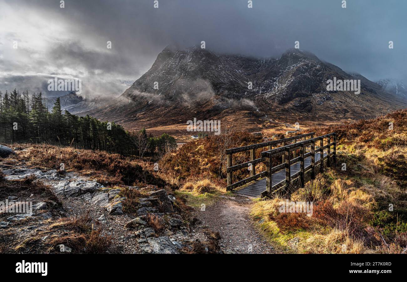 Scala del Diavolo che guarda verso Buachaille Etive Mor e Lagangarbh Hut, Glencoe, Scozia Foto Stock