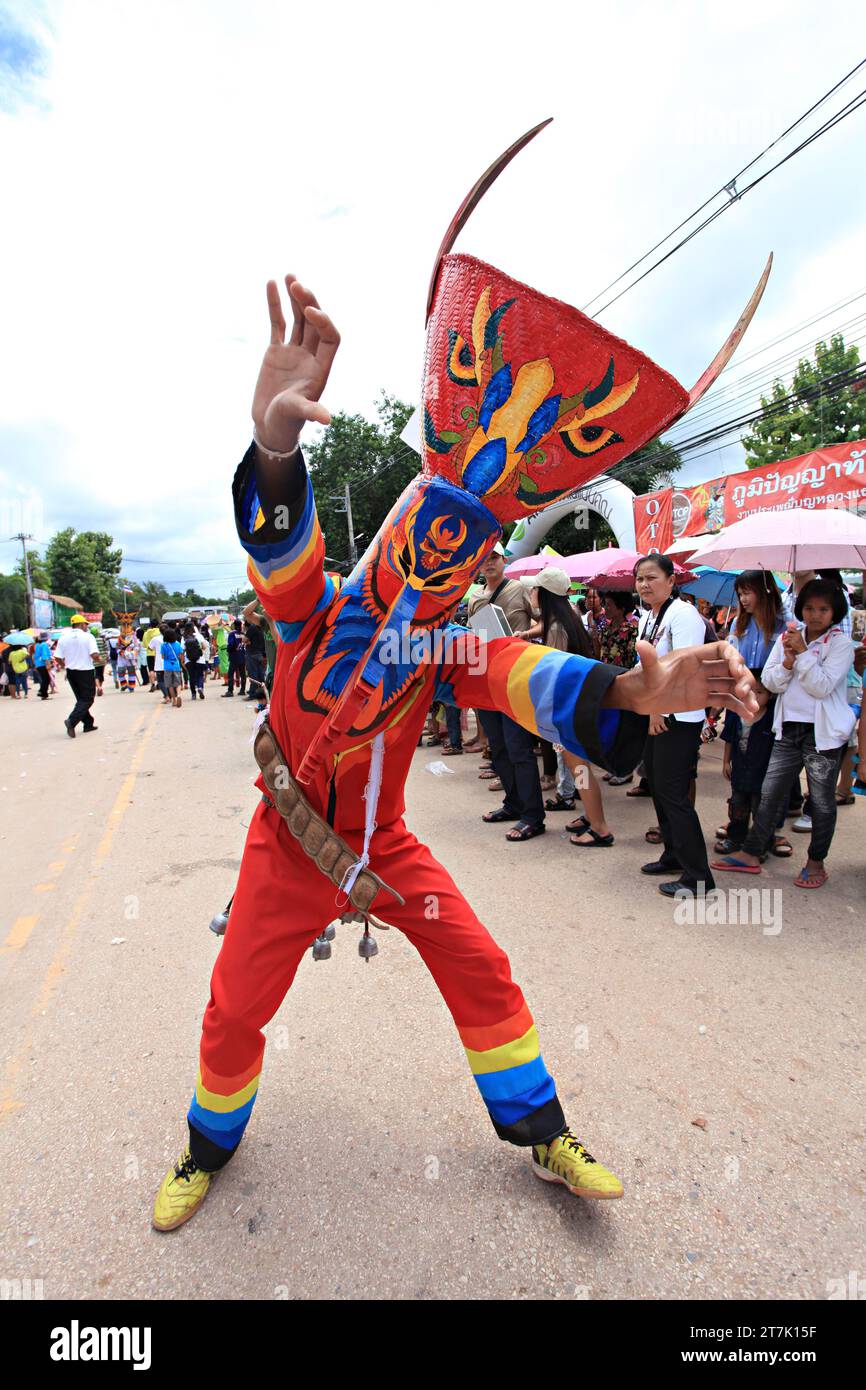LOEI, TAILANDIA-LUGLIO - 11 giugno: Il Festival dei fantasmi (Phi Ta Khon) è un tipo di processione mascherata celebrata per meriti buddisti, che rende famosa la tradizione tailandese Foto Stock