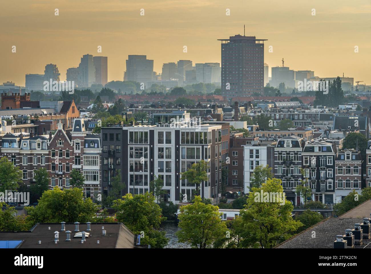 Skyline di Amsterdam, lungomare del fiume Amstel e moderno quartiere finanziario Zuidas sullo sfondo Foto Stock