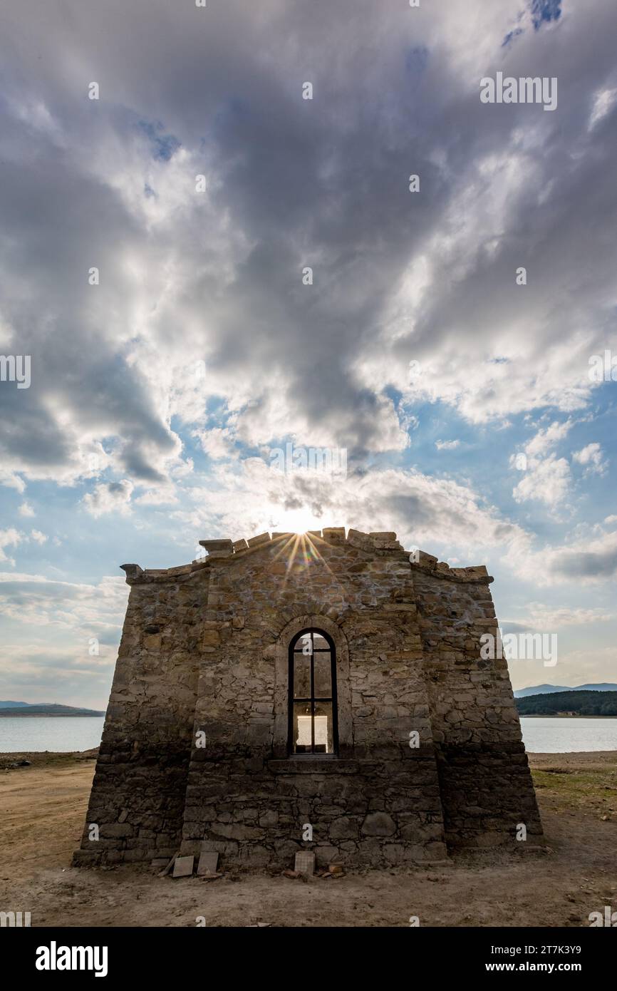 Chiesa sommersa a Dam Zhrebchevo, Bulgaria. Il livello dell'acqua più basso consente di visitare la città. Destinazione sacra della Bulgaria centrale Foto Stock