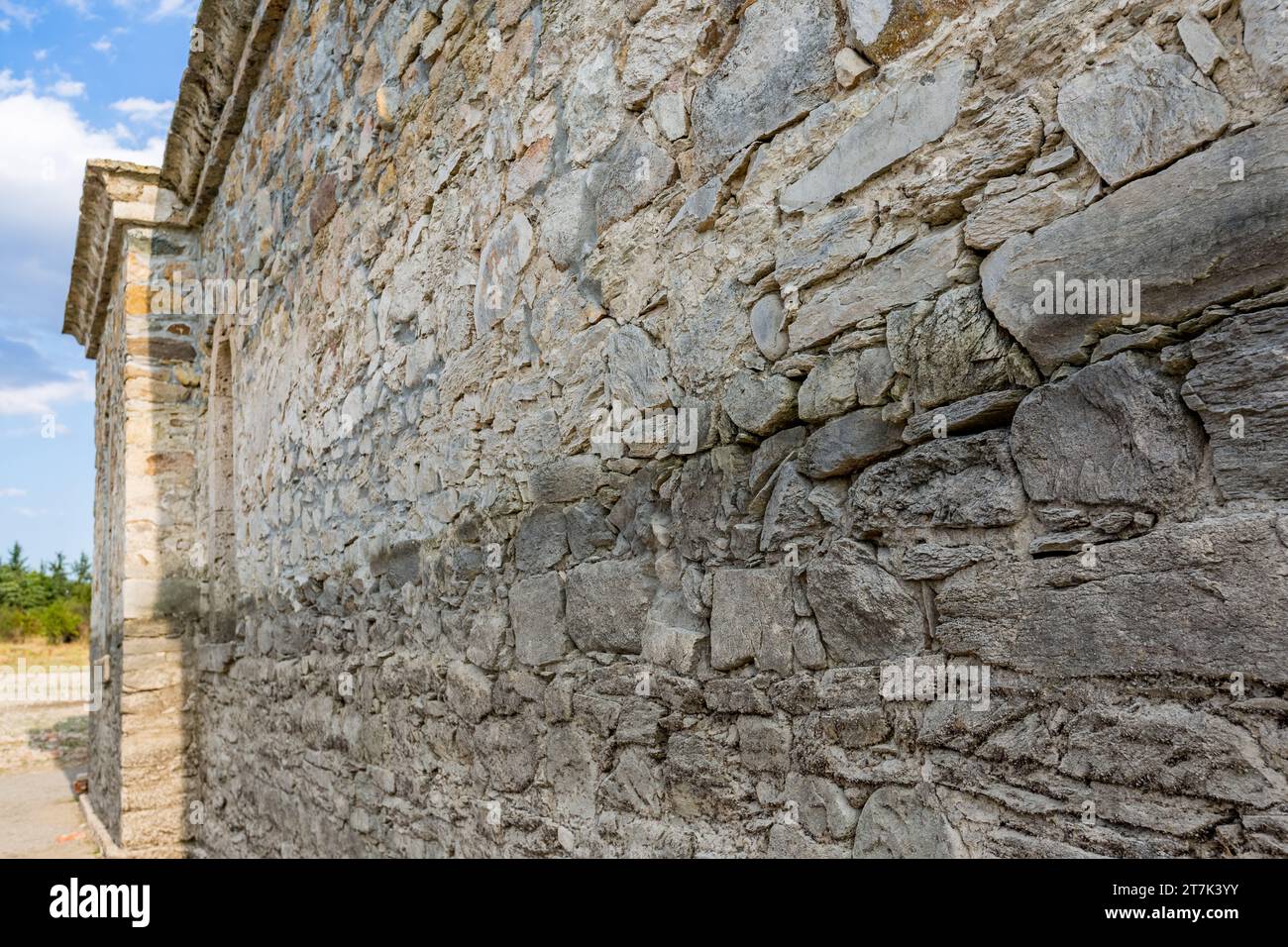 Chiesa sommersa a Dam Zhrebchevo, Bulgaria. Il livello dell'acqua più basso consente di visitare la città. Destinazione sacra della Bulgaria centrale Foto Stock