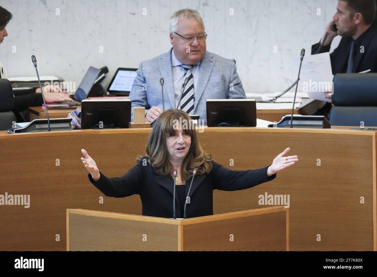 Namur, Belgio. 16 novembre 2023. Il presidente dell'Assemblea Nazionale del Québec Nathalie Roy e il presidente del parlamento vallone Andre Frederic sono stati fotografati durante una sessione plenaria del Parlamento vallone a Namur, giovedì 16 novembre 2023. BELGA PHOTO BRUNO FAHY Credit: Belga News Agency/Alamy Live News Foto Stock