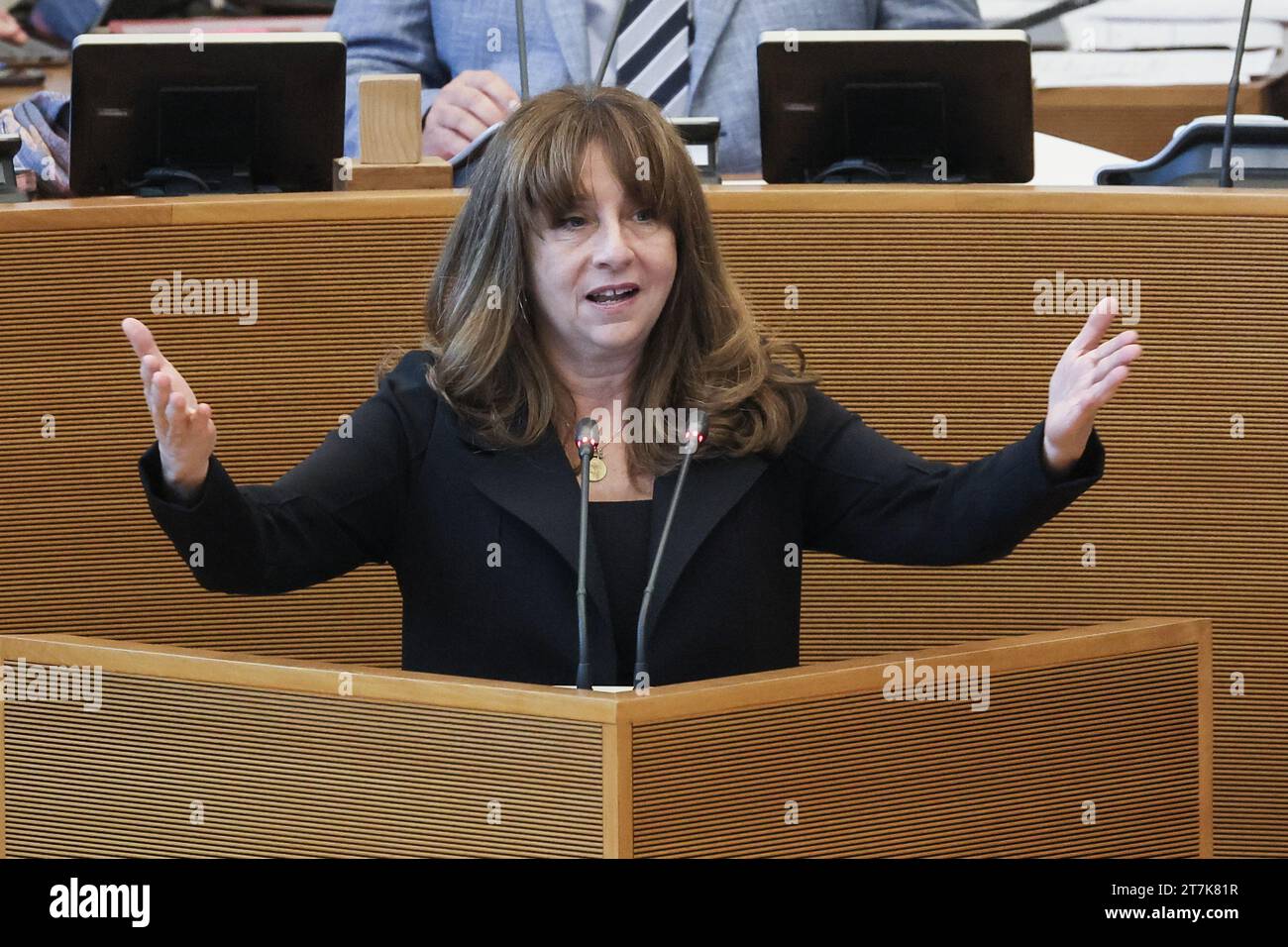 Namur, Belgio. 16 novembre 2023. Il presidente dell'Assemblea Nazionale del Québec Nathalie Roy tiene un discorso in una sessione plenaria del Parlamento vallone a Namur, giovedì 16 novembre 2023. BELGA PHOTO BRUNO FAHY Credit: Belga News Agency/Alamy Live News Foto Stock