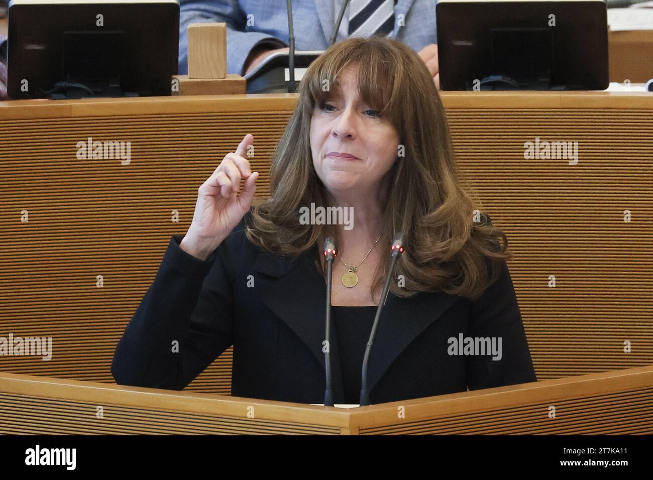 Namur, Belgio. 16 novembre 2023. Il presidente dell'Assemblea Nazionale del Québec Nathalie Roy tiene un discorso in una sessione plenaria del Parlamento vallone a Namur, giovedì 16 novembre 2023. BELGA PHOTO BRUNO FAHY Credit: Belga News Agency/Alamy Live News Foto Stock
