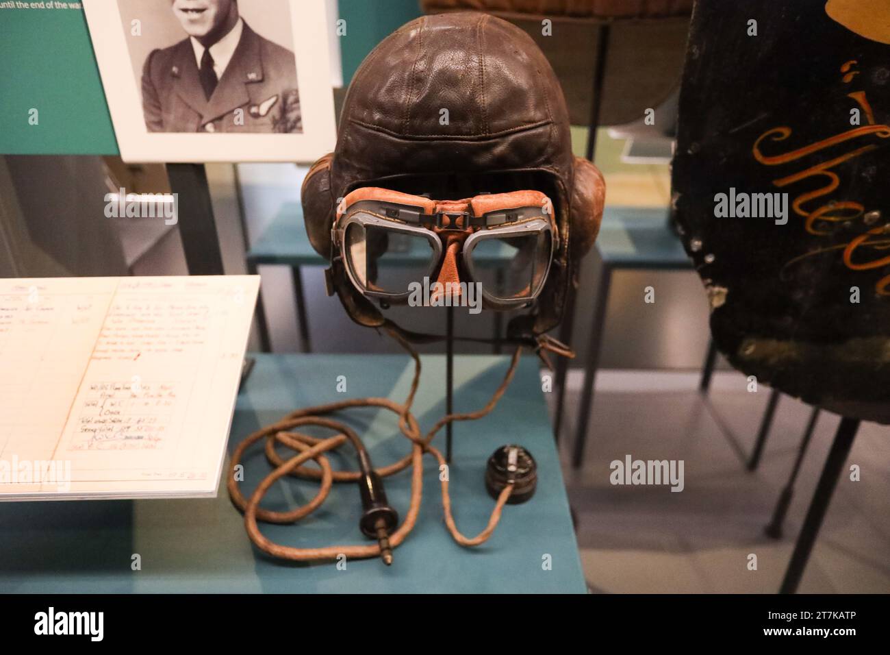 Casco volante in pelle e occhiali da volo indossati durante la seconda Guerra Mondiale - esposizione presso l'Imperial War Museum di Londra Foto Stock