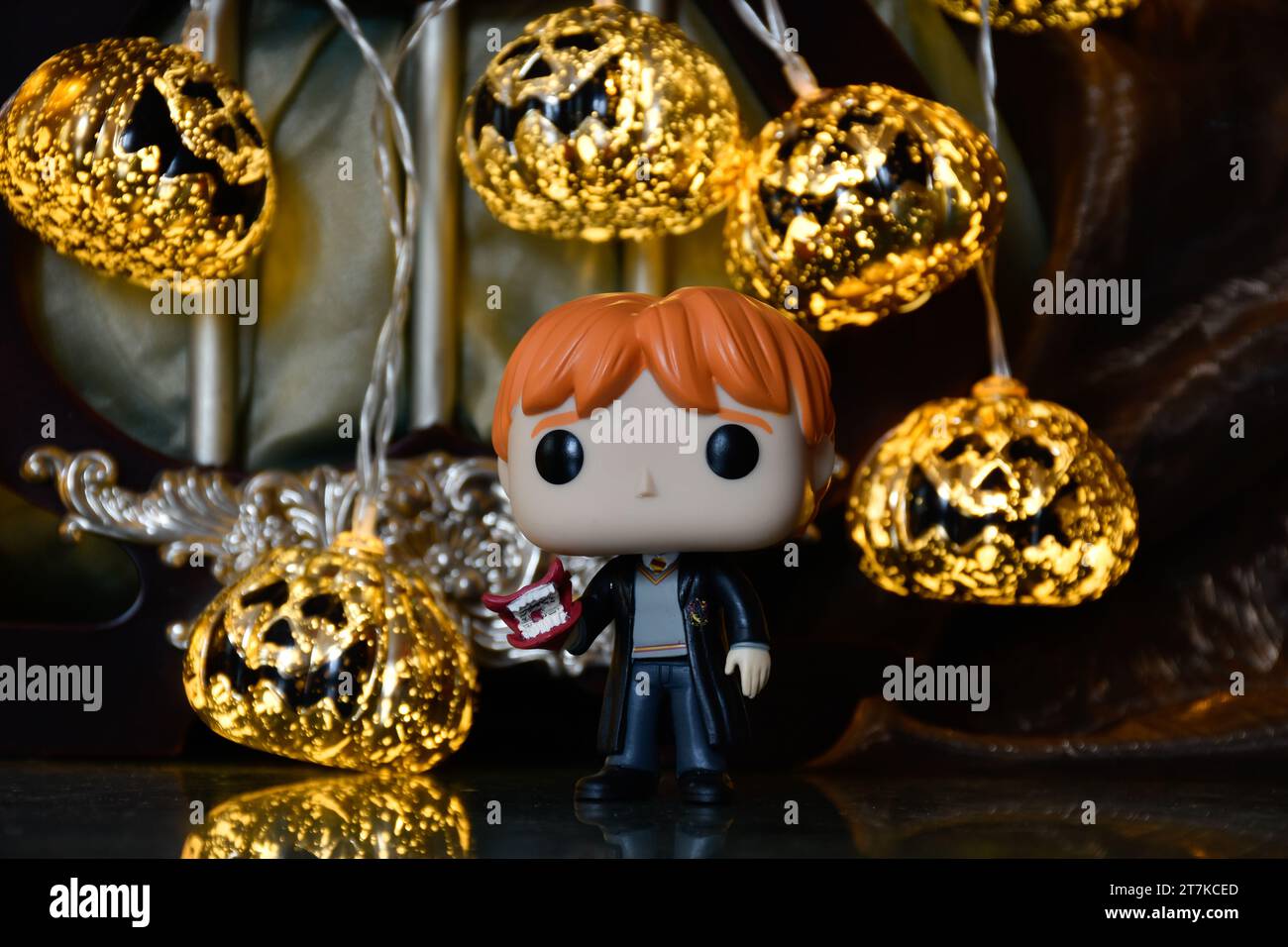 Funko Pop action figure di Ron Weasley con urlo del film Harry Potter e la camera dei segreti. Luci di zucca di Halloween, palazzo oscuro, magia. Foto Stock