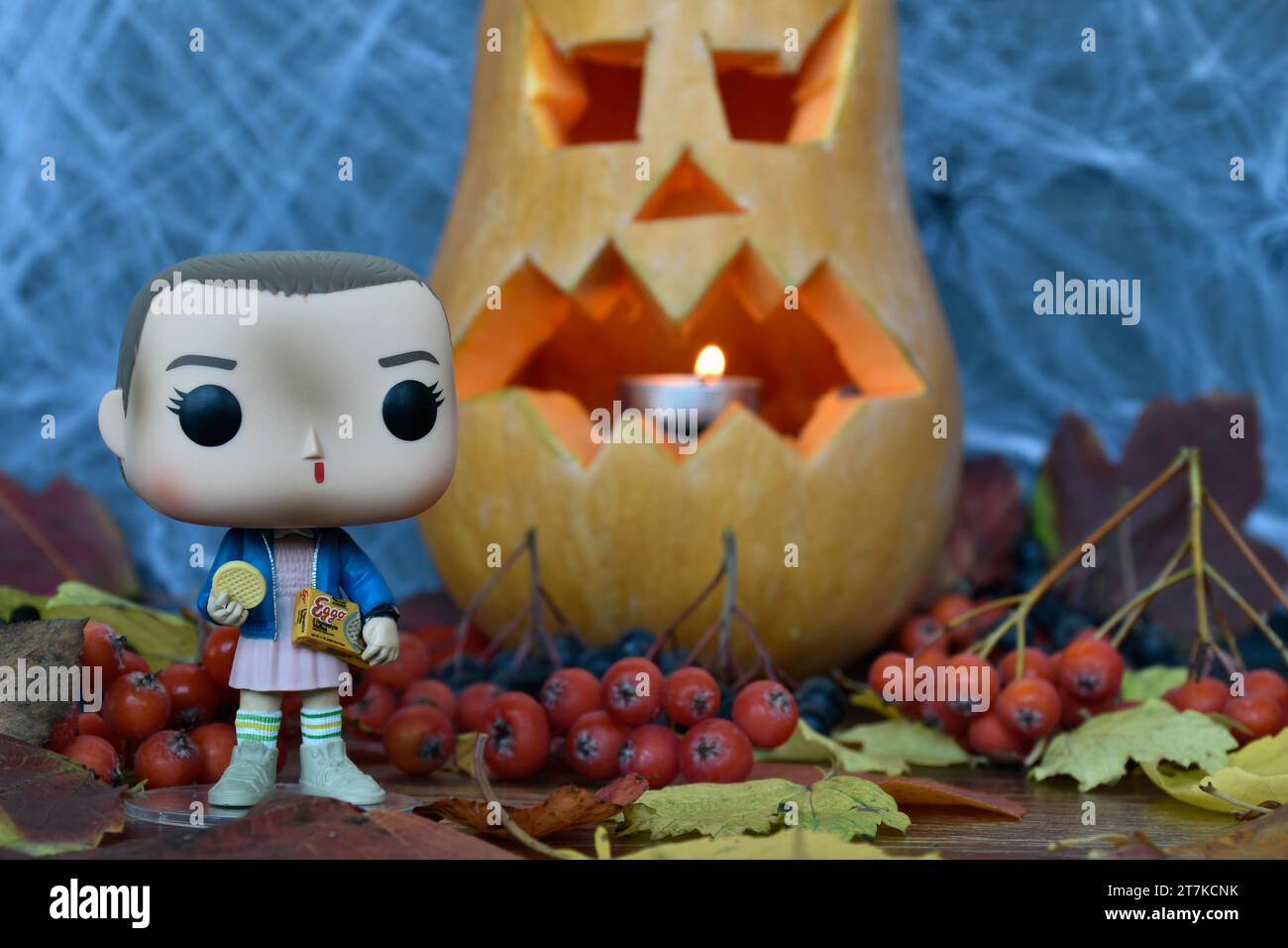 Funko Pop action figure di Eleven with Eggo waffles della serie TV Stranger Things. Halloween, Jack o lanterna, ragnatela, foglie autunnali, spettrale. Foto Stock