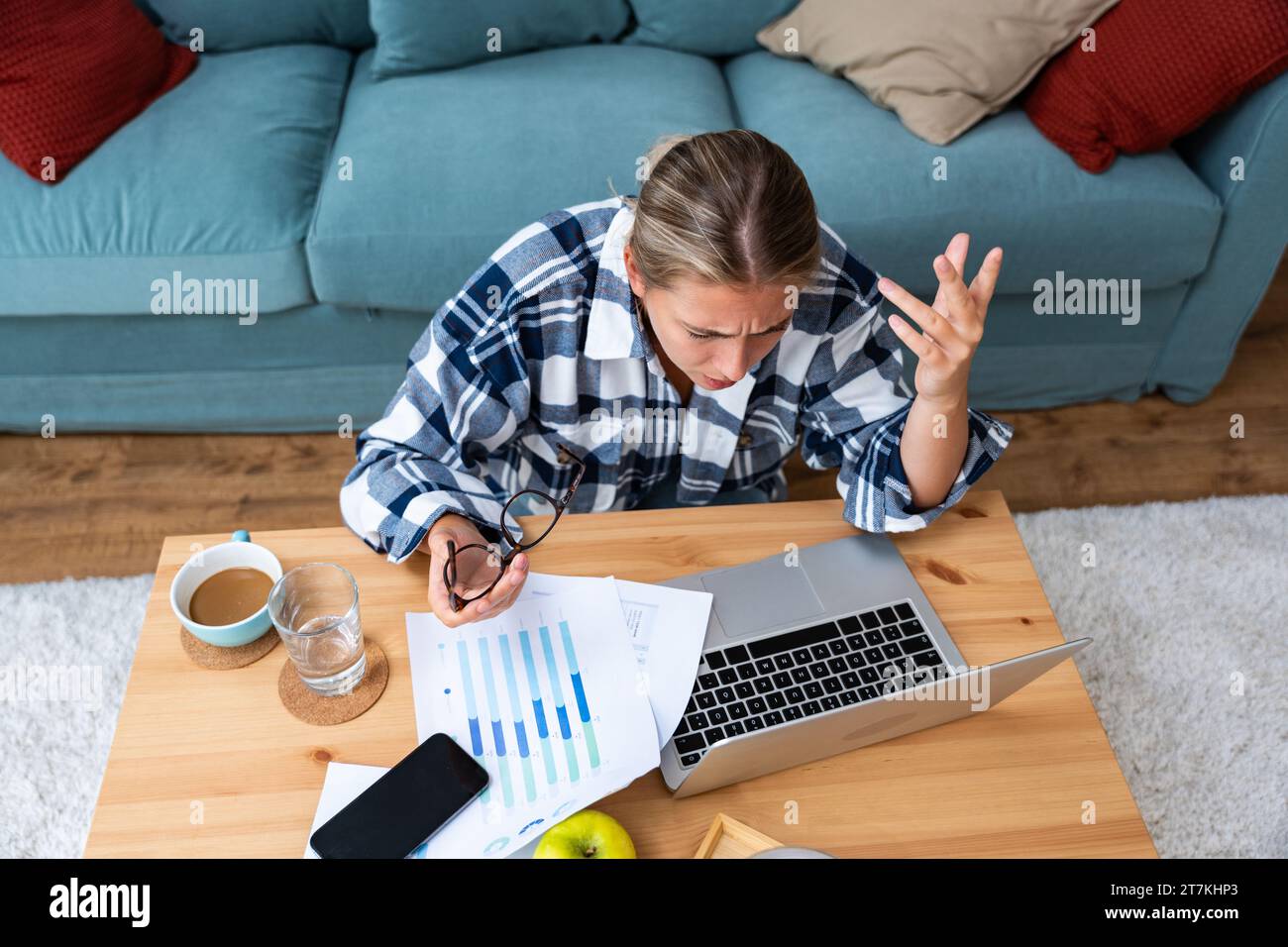 Le mani splash femminili ansiose e arrabbiate non sono in grado di accedere al database sul laptop dimenticando la password con segnale wifi debole. La pazza scioccò la giovane piccola impresa OW Foto Stock