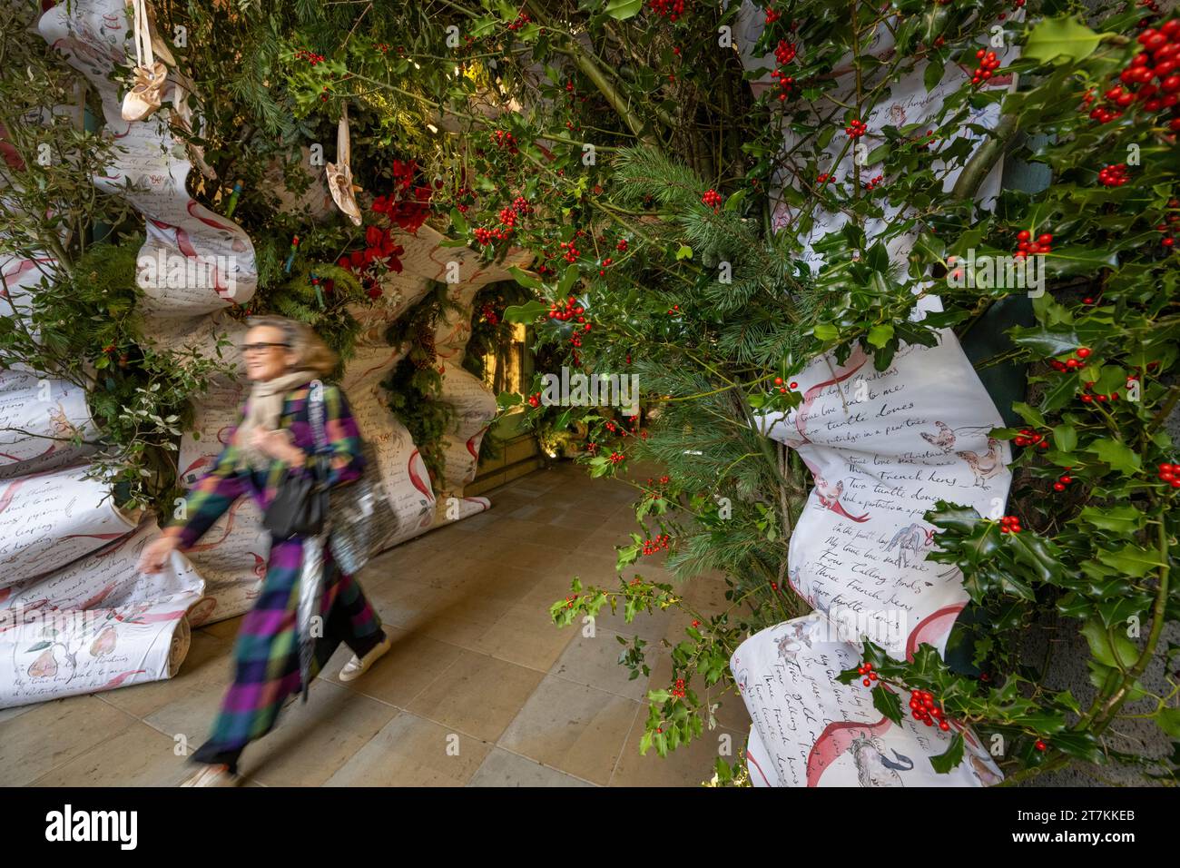 Londra, Regno Unito. 16 novembre 2023. Le decorazioni festive sono installate a Duke of York Square fuori dalla King's Road a Chelsea, Londra. Crediti: Malcolm Park/Alamy Live News Foto Stock