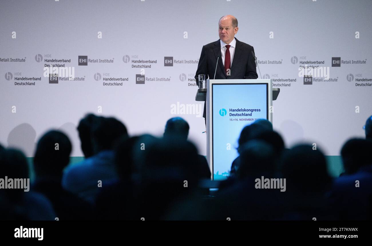 Berlino, Germania. 16 novembre 2023. Il Cancelliere federale Olaf Scholz (SPD) interviene al Congresso tedesco del commercio al dettaglio organizzato dall'Associazione tedesca del commercio al dettaglio (HDE). Il German Retail Congress è il luogo d'incontro per il commercio al dettaglio tedesco. Crediti: Bernd von Jutrczenka/dpa/Alamy Live News Foto Stock