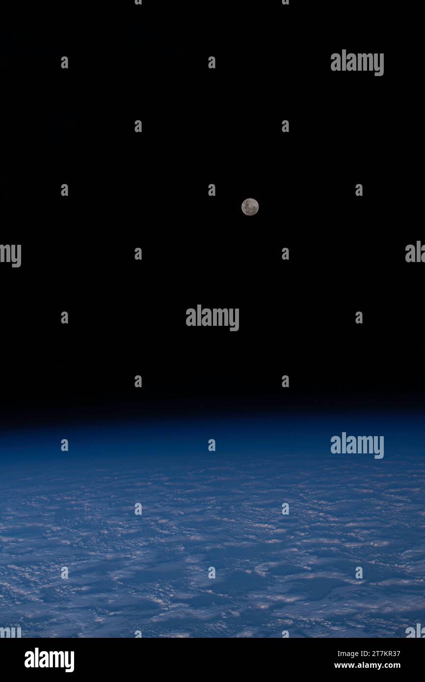 ISS - 28 ottobre 2023 - la Luna piena è raffigurata dalla stazione spaziale Internazionale mentre orbitava 271 miglia sopra una nuvolosa metà dell' Oceano Indiano meridionale Foto Stock