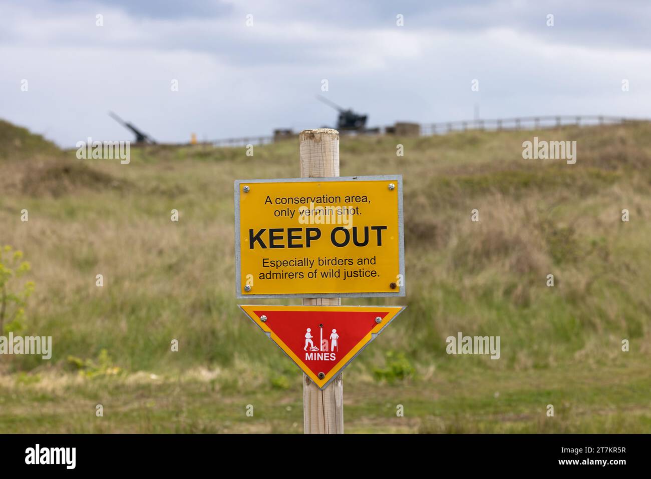 Cartelli "keep out" poco amichevoli con pistole sullo sfondo Weybourne Norfolk 2023 Foto Stock
