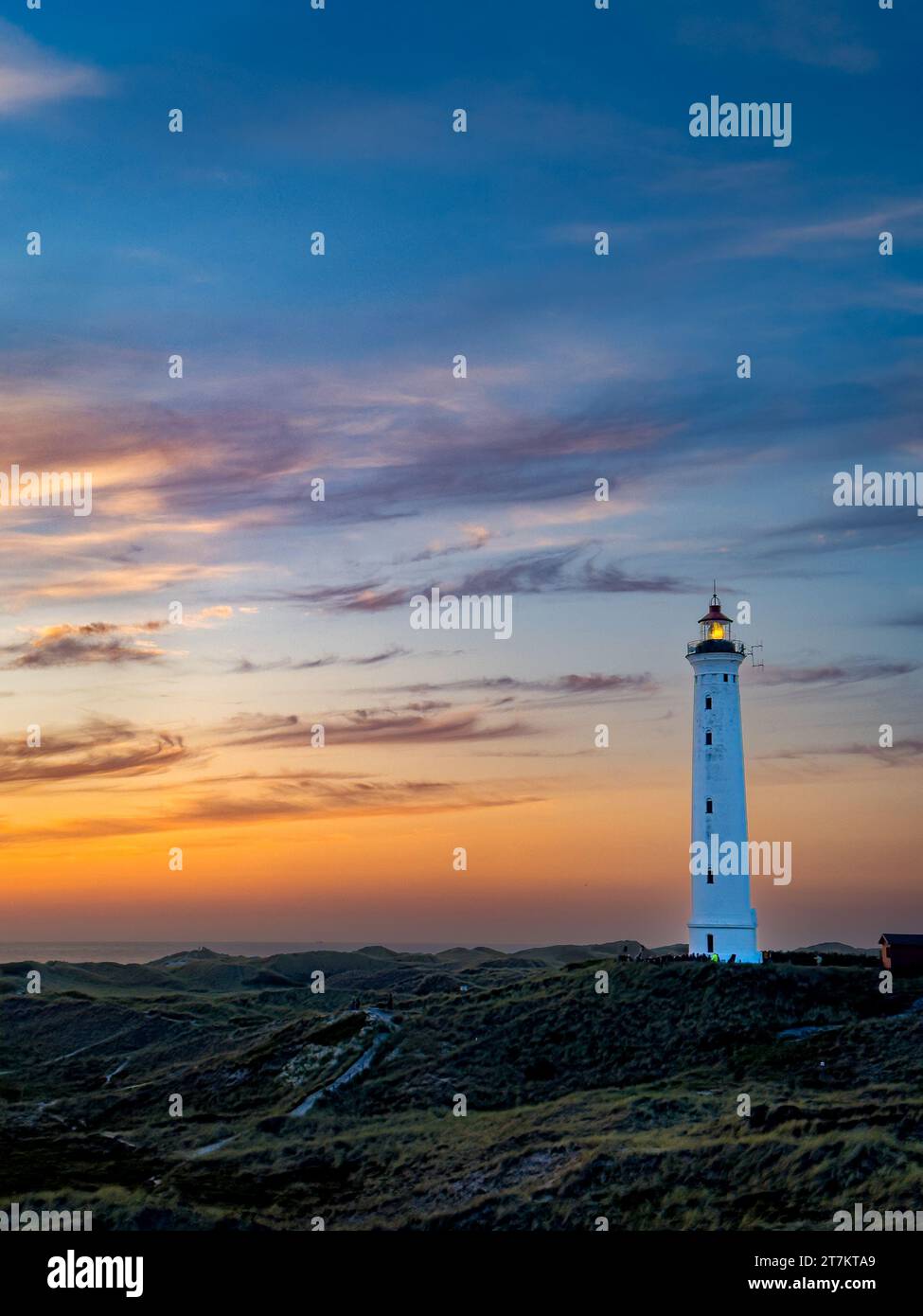 Tramonto al faro di Lyngvig Fyr vicino a Hvide Sande in Danimarca. Foto Stock