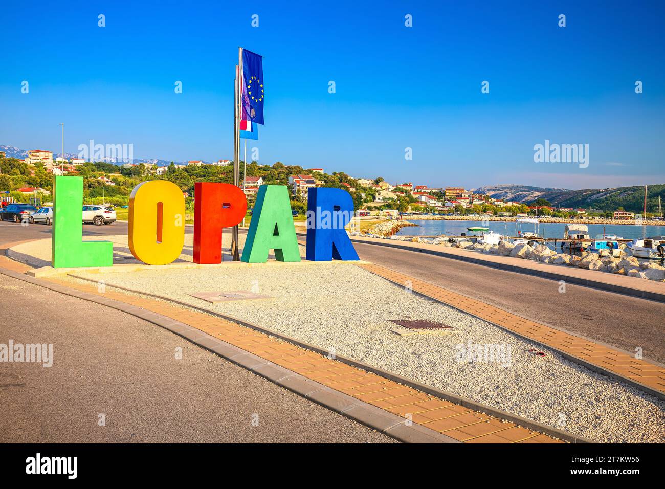 Città di Lopar sull'insegna dell'isola di Rab e vista sul lungomare, arcipelago della Croazia Foto Stock