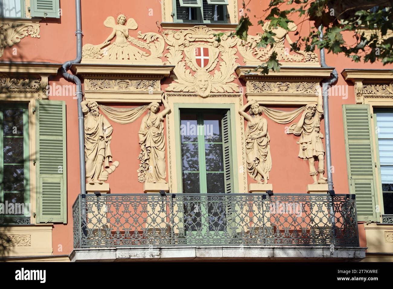 Architettura storica a Place Ile de Beaute nel quartiere Port Lympia di Nizza Foto Stock