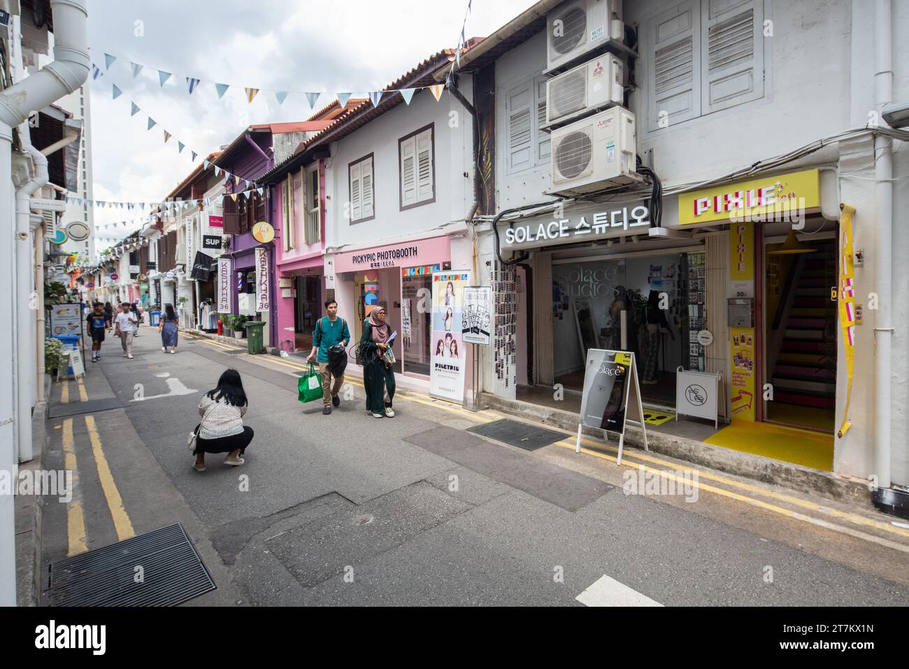 I giovani, i turisti visitano le botteghe lungo Haji Lane per i negozi indipendenti e le caffetterie, un quartiere storico di Singapore. Foto Stock
