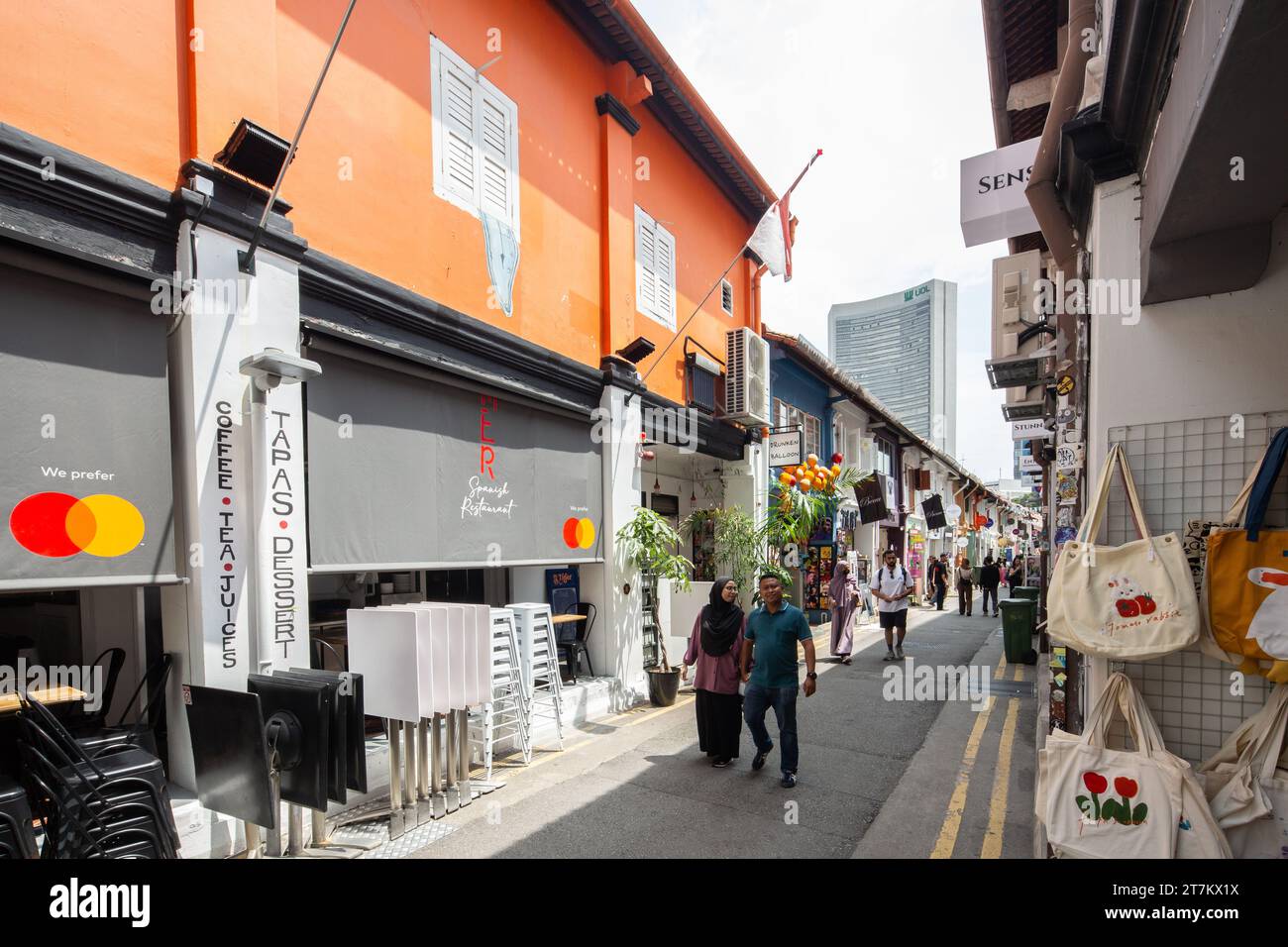 I giovani, i turisti visitano le botteghe lungo Haji Lane per i negozi indipendenti e le caffetterie, un quartiere storico di Singapore. Foto Stock