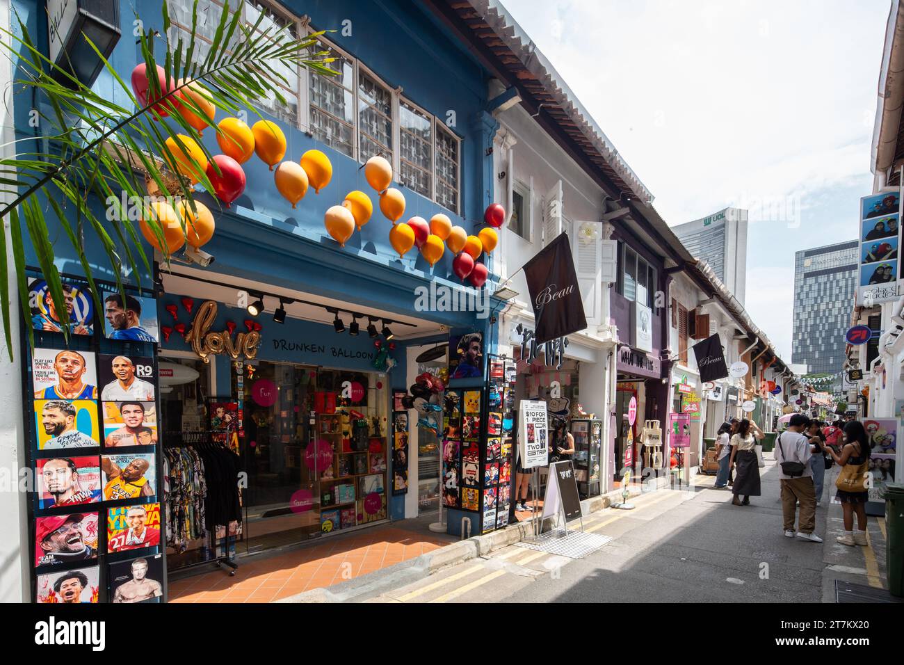 I giovani, i turisti visitano le botteghe lungo Haji Lane per i negozi indipendenti e le caffetterie, un quartiere storico di Singapore. Foto Stock