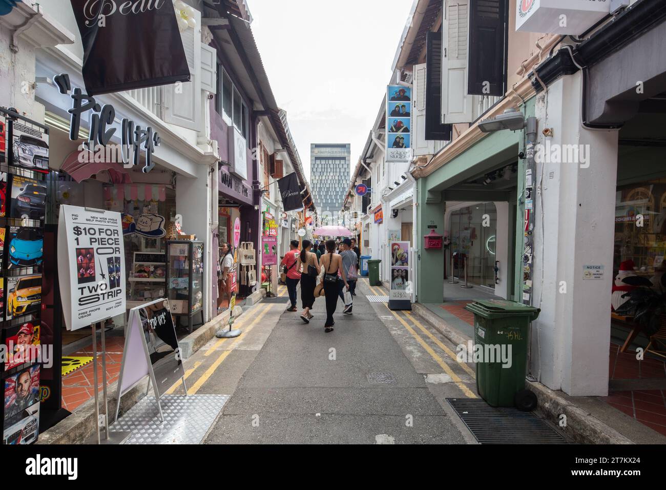 I giovani, i turisti visitano le botteghe lungo Haji Lane per i negozi indipendenti e le caffetterie, un quartiere storico di Singapore. Foto Stock