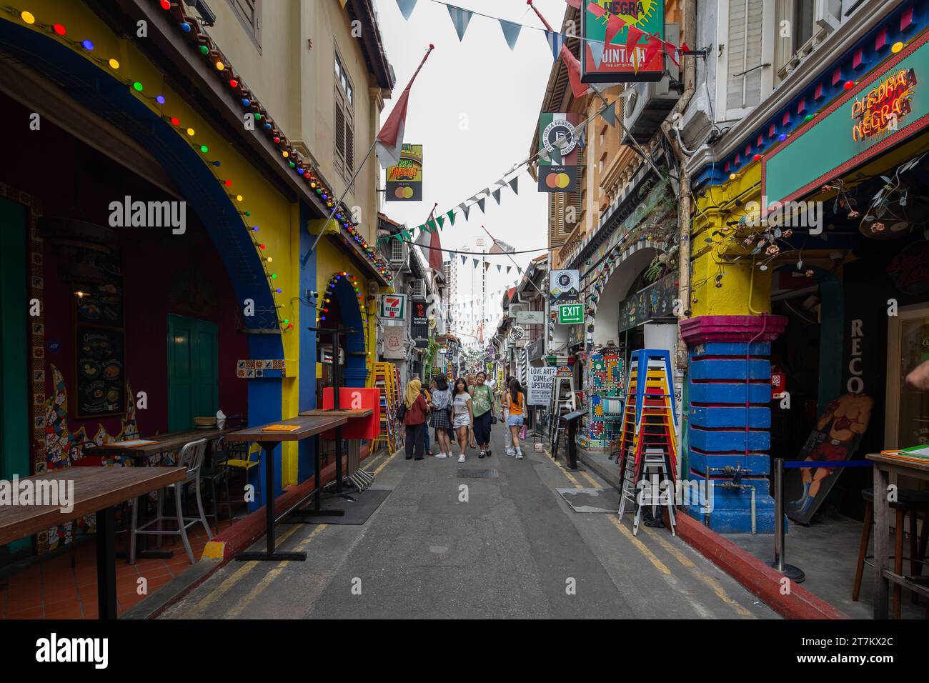 I giovani, i turisti visitano le botteghe lungo Haji Lane per i negozi indipendenti e le caffetterie, un quartiere storico di Singapore. Foto Stock