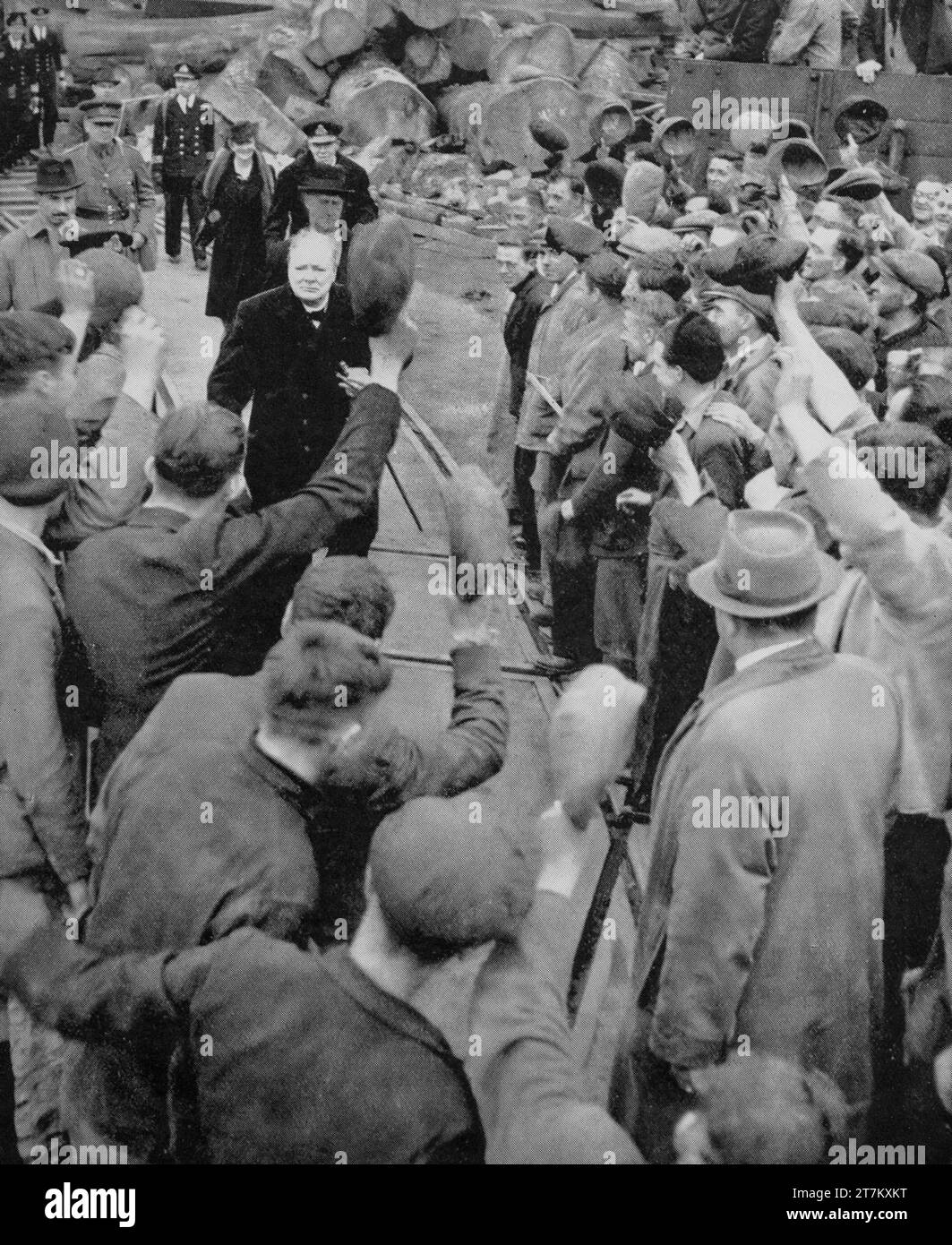 Winston Churchill visitò le strade di Plymouth a seguito di pesanti incursioni aeree della Luftwaffe nel marzo 1941, durante la seconda guerra mondiale. Foto Stock
