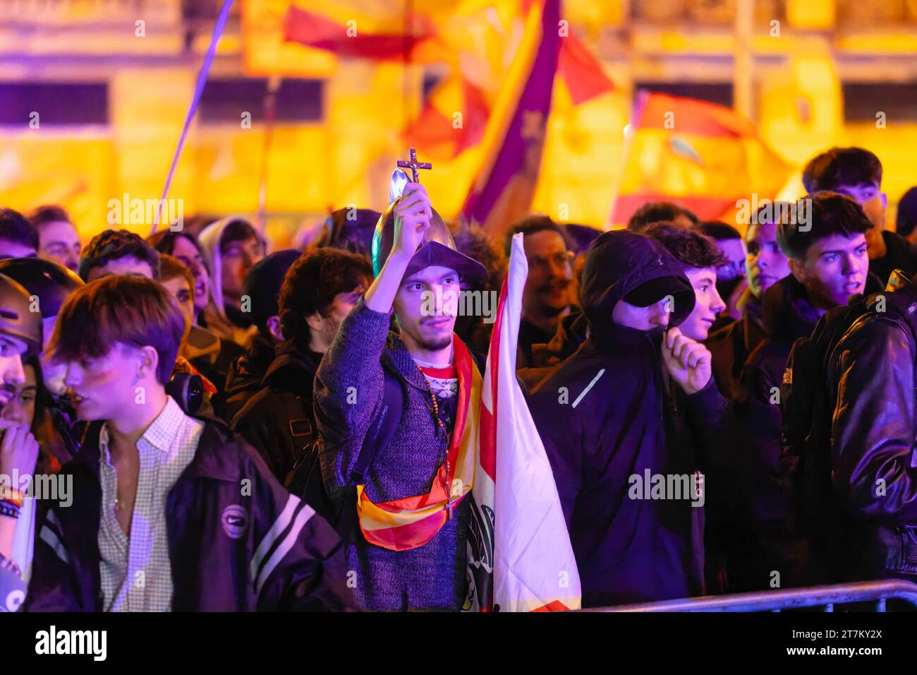 Madrid, Spagna. 15 novembre 2023. Un manifestante con un casco conquistador spagnolo e una croce nelle sue mani durante un nuovo giorno di proteste di fronte al quartier generale del partito socialista spagnolo. Leader socialista contro la legge sull'amnistia per i politici dell'indipendenza catalana che faciliteranno l'investitura di Pedro Sanchez come presidente del governo spagnolo questo giovedì 16 novembre. Credito: SOPA Images Limited/Alamy Live News Foto Stock