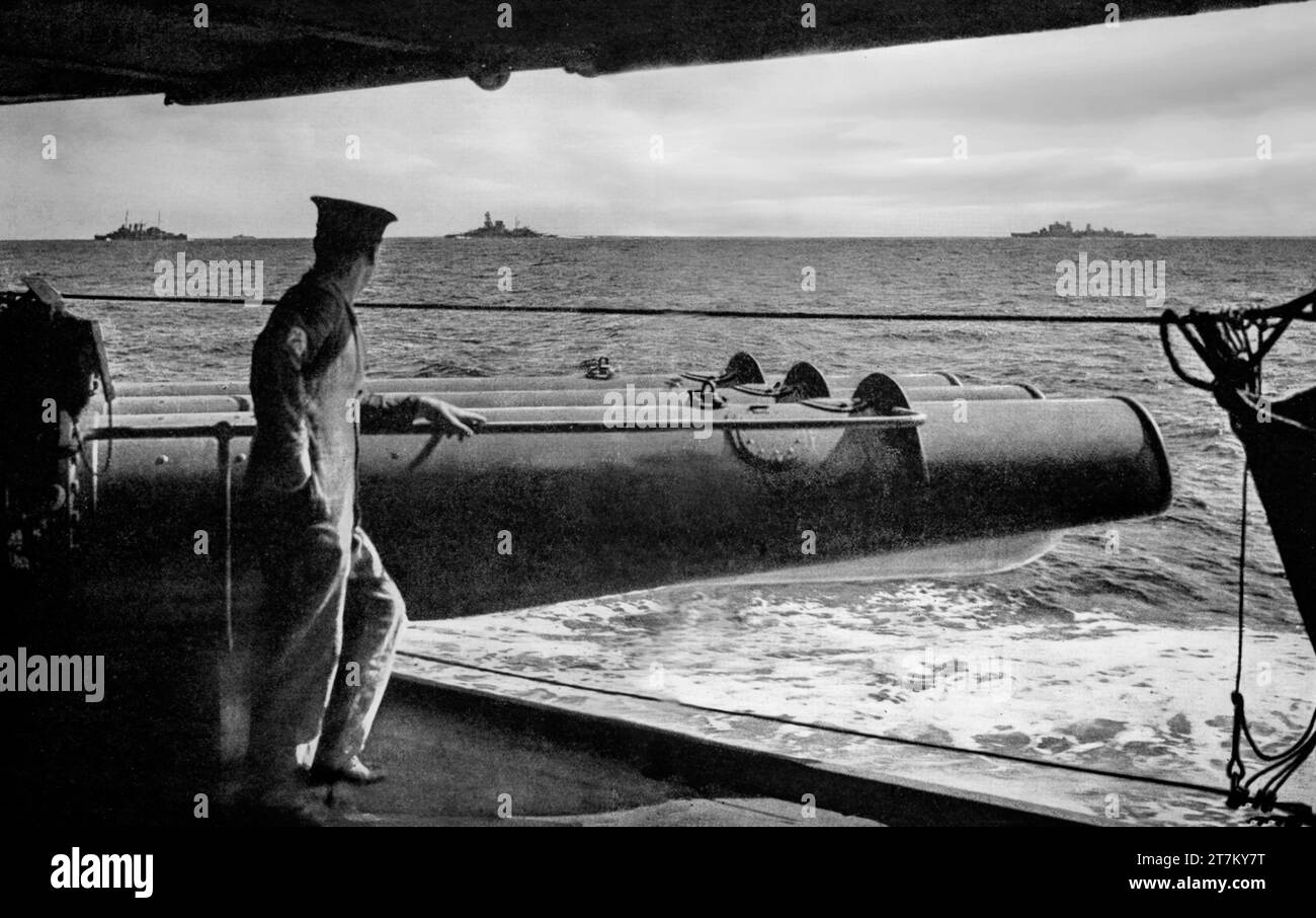 Triple Torpedo tubes su una nave da guerra della Royal Navy, una delle navi da guerra che contrastavano la minaccia di Mussolini di controllare il Mediterraneo durante la seconda guerra mondiale nel settembre 1940 Foto Stock