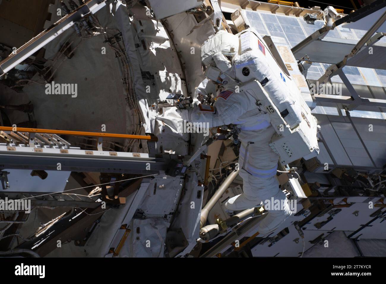 ISS - 01 novembre 2023 - astronauta NASA e ingegnere di volo della Expedition 70 Loral o'Hara è raffigurato (al centro a sinistra) legato allo spazio Internazionale Foto Stock