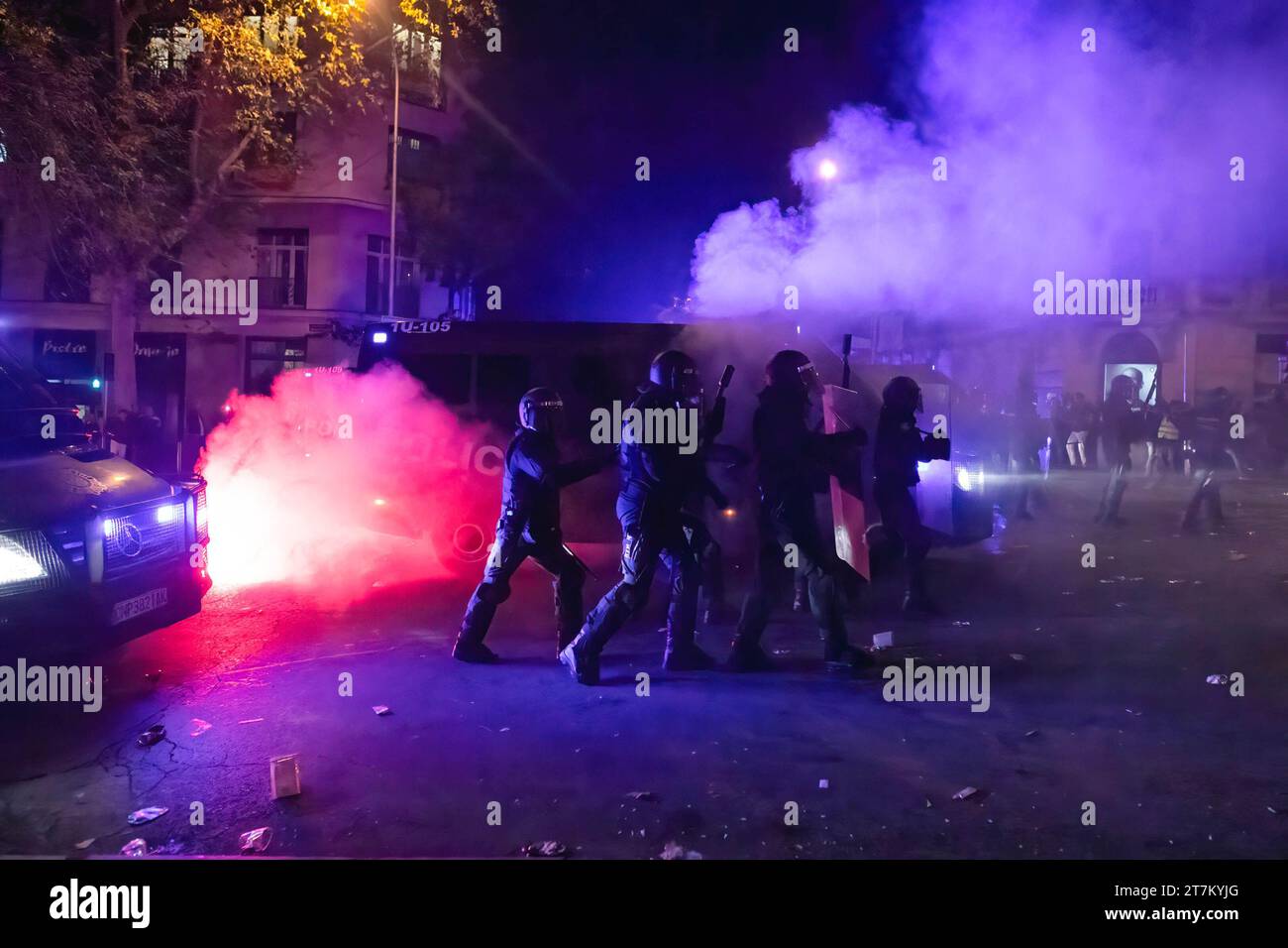 Madrid, Spagna. 15 novembre 2023. Un gruppo di polizia nazionale avanzano tra i fuochi durante un nuovo giorno di proteste davanti alla sede del partito socialista spagnolo del lavoro. Leader socialista contro la legge sull'amnistia per i politici dell'indipendenza catalana che faciliteranno l'investitura di Pedro Sanchez come presidente del governo spagnolo questo giovedì 16 novembre. (Foto di David Canales/SOPA Images/Sipa USA) credito: SIPA USA/Alamy Live News Foto Stock