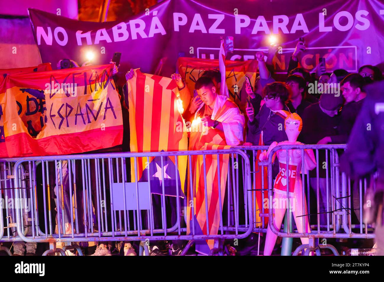 Madrid, Spagna. 15 novembre 2023. I manifestanti bruciano una bandiera catalana "Estelada" durante un nuovo giorno di proteste davanti alla sede del partito socialista laburista spagnolo. Leader socialista contro la legge sull'amnistia per i politici dell'indipendenza catalana che faciliteranno l'investitura di Pedro Sanchez come presidente del governo spagnolo questo giovedì 16 novembre. (Foto di David Canales/SOPA Images/Sipa USA) credito: SIPA USA/Alamy Live News Foto Stock