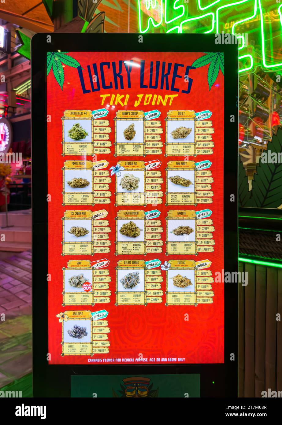 Un menu fuori da un negozio di cannabis recentemente legalizzato a Nana Plaza, Bangkok, Thailandia. La cannabis, o ganja, come è noto in Thailandia, era completamente legalizzata Foto Stock
