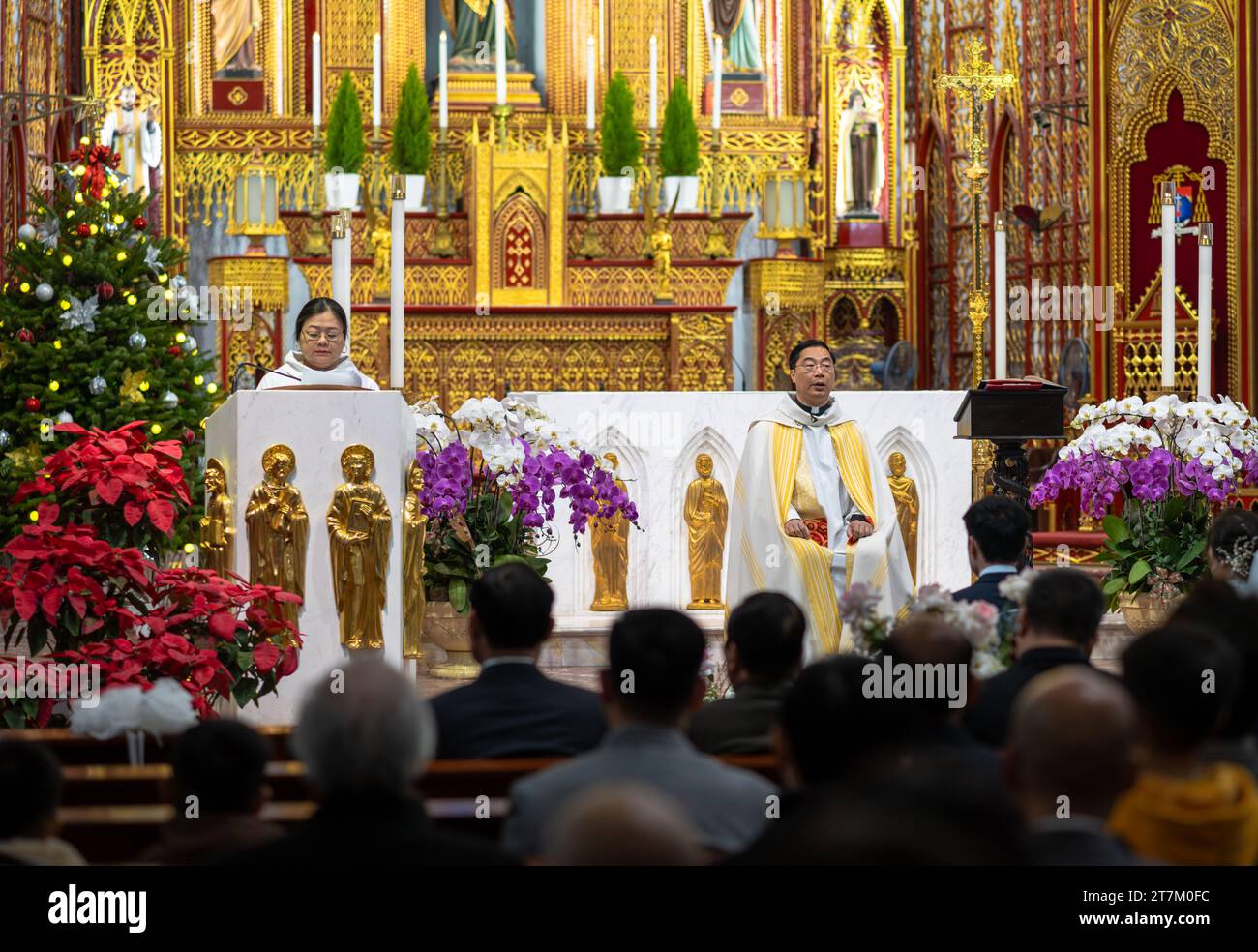 Un sacerdote cattolico vietnamita agisce come officiante e celebrante in un matrimonio nella Cattedrale di San Giuseppe ad Hanoi, in Vietnam. Foto Stock