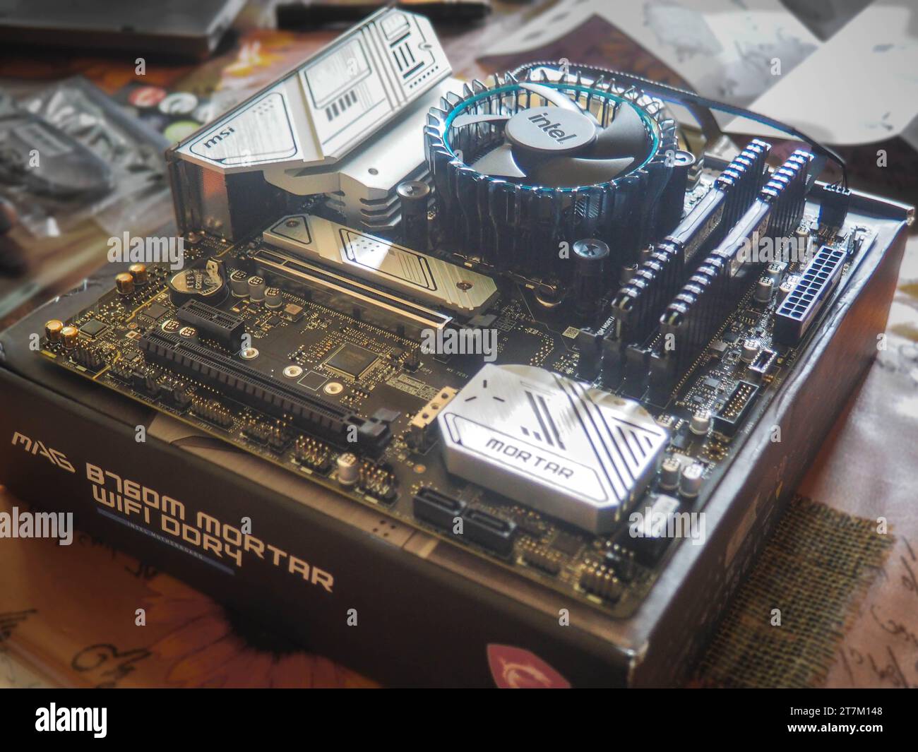 Scheda madre della scheda multimediale di un computer desktop.scheda madre con processore e dissipatore di calore, memoria RAM e SSD. Tecnologia Foto Stock