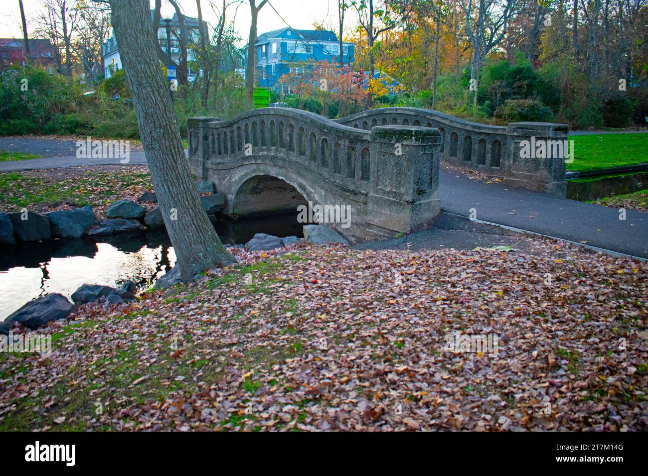 Piccolo ponte in pietra nel Mindowaskin Park a Westfield, New Jersey, in un nuvoloso giorno d'autunno -03 Foto Stock