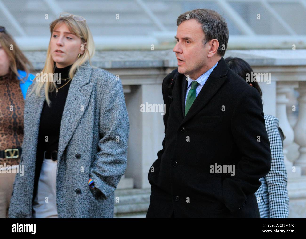 Westminster, Londra, Regno Unito. 15 novembre 2023. Greg Hands, deputato per Chelsea e Fulham, ministro per Londra, ex presidente del Partito Conservatore che è stato licenziato dal suo incarico da Rishi Sunak nell'ultimo rimpasto del governo, è visto camminare appena fuori Downing Street su Whitehall a Westminster. Crediti: Imageplotter/Alamy Live News Foto Stock