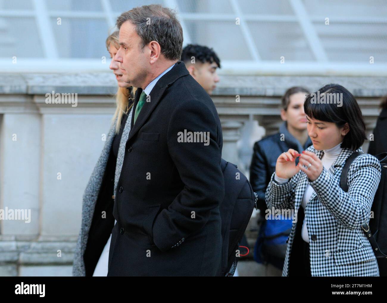 Westminster, Londra, Regno Unito. 15 novembre 2023. Greg Hands, deputato per Chelsea e Fulham, ministro per Londra, ex presidente del Partito Conservatore che è stato licenziato dal suo incarico da Rishi Sunak nell'ultimo rimpasto del governo, è visto camminare appena fuori Downing Street su Whitehall a Westminster. Crediti: Imageplotter/Alamy Live News Foto Stock