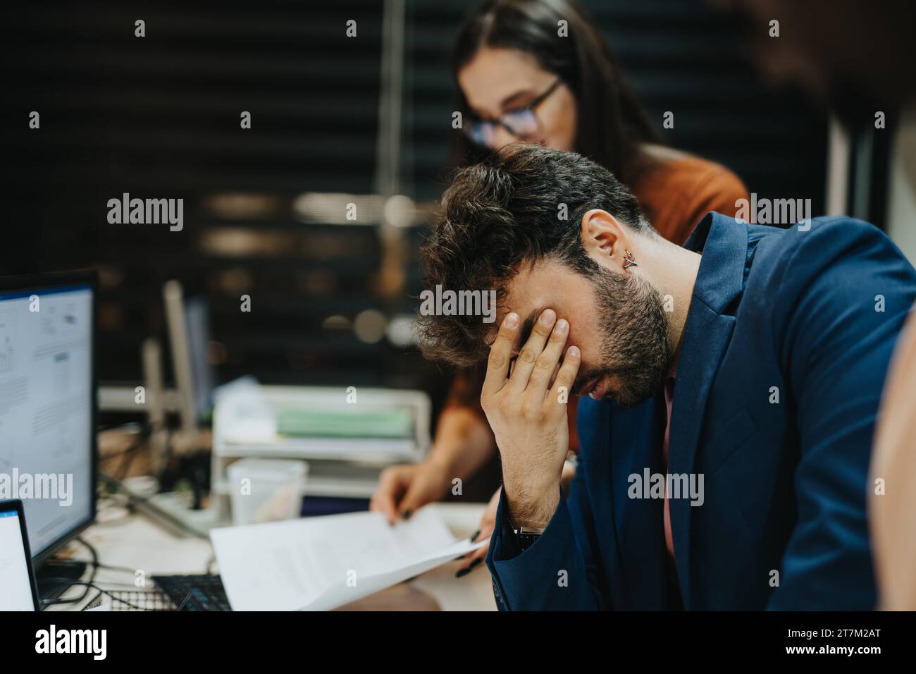 Deluso un impiegato maschio incredulo prima di piangere dopo aver fatto qualcosa di sbagliato. Un impiegato maldestro ha commesso un grosso errore. Foto Stock