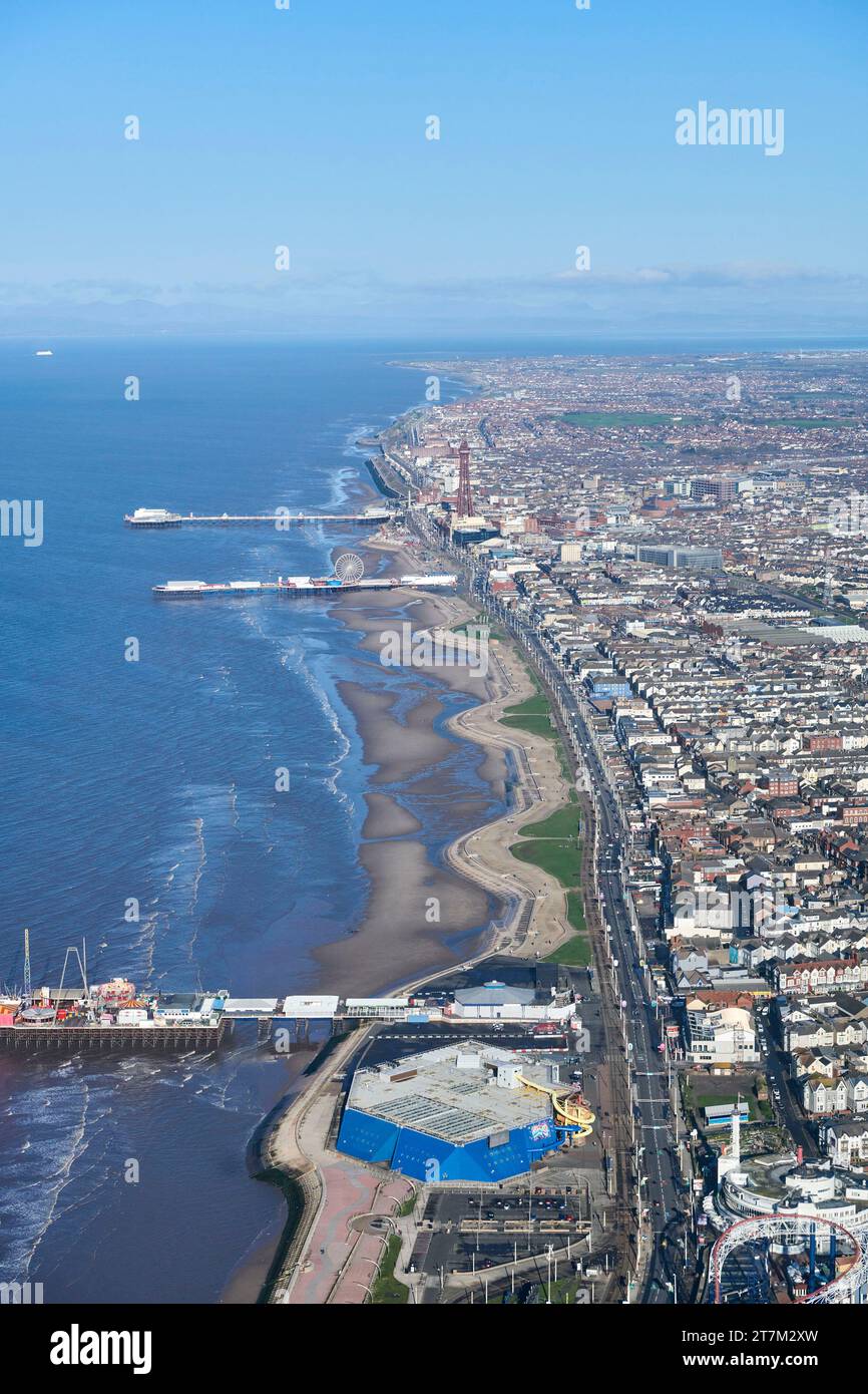 Una foto aerea del fronte mare e della spiaggia nella località turistica di Blackpool, Inghilterra nord-occidentale, Regno Unito Foto Stock