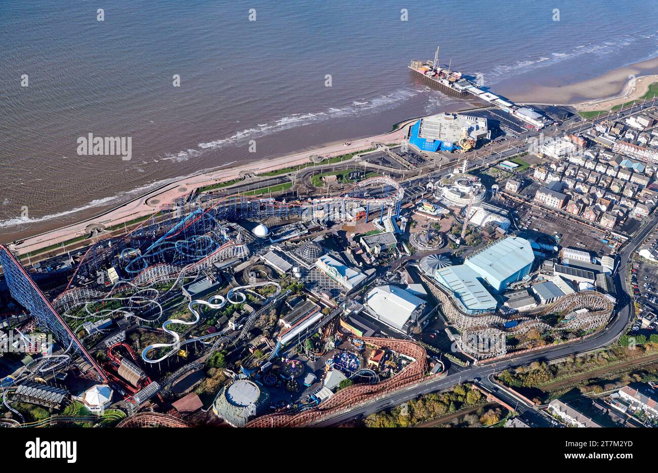 Una foto aerea del fronte mare e della spiaggia nella località turistica di Blackpool, Inghilterra nord-occidentale, Regno Unito e la fiera e giostre Pleasure Beach Foto Stock