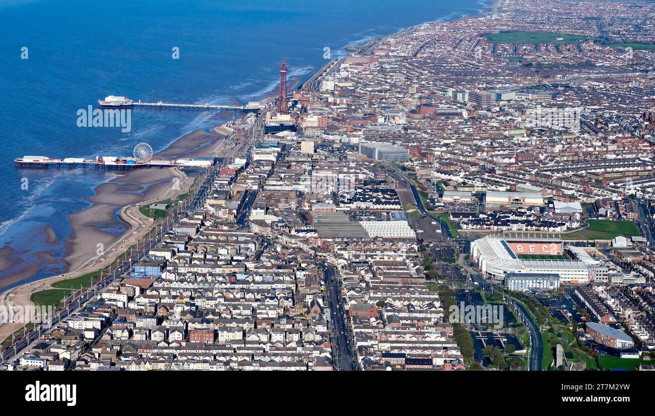 Una foto aerea del fronte mare e della spiaggia nella località turistica di Blackpool, Inghilterra nord-occidentale, Regno Unito Foto Stock