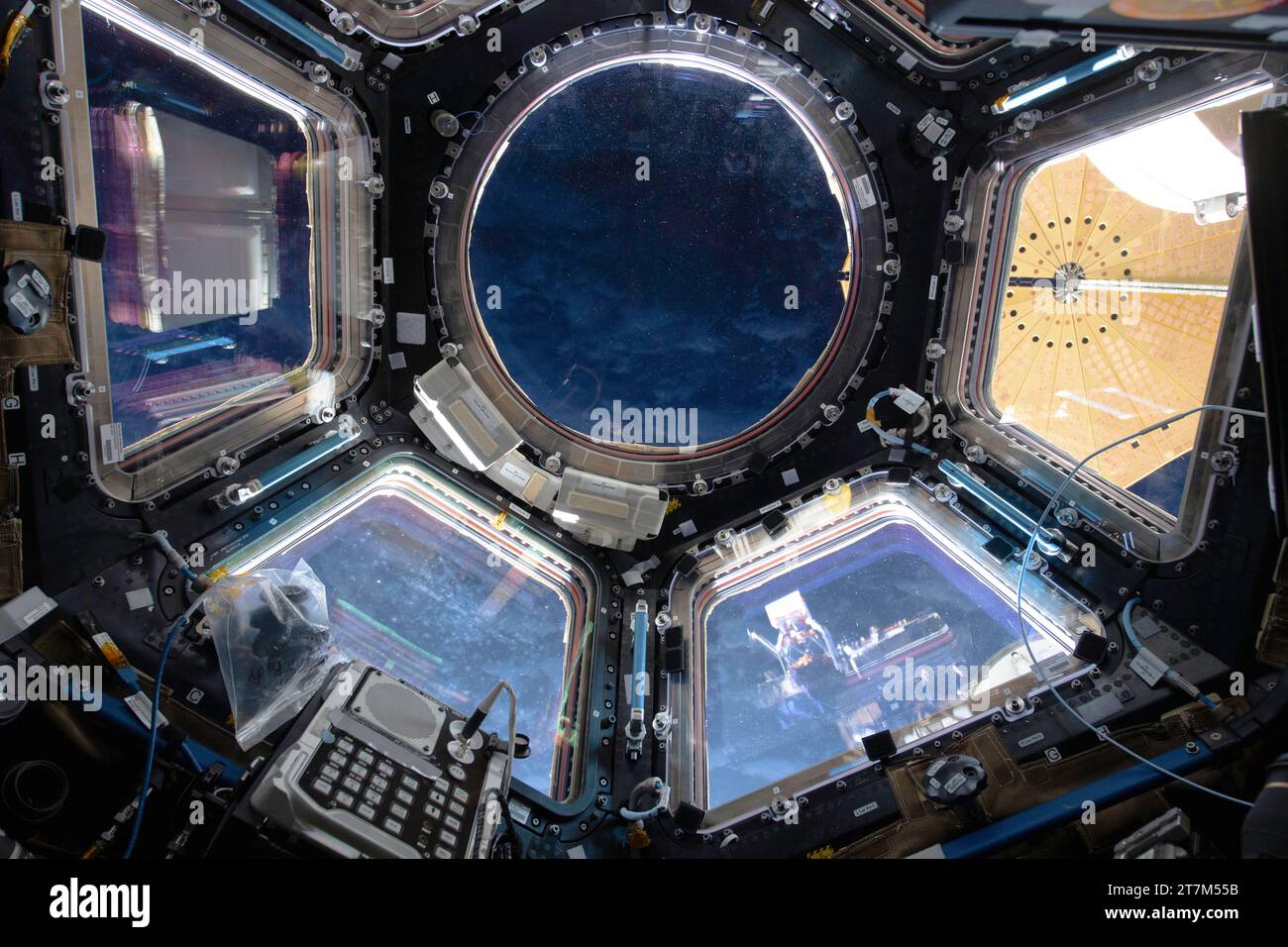 ISS - 29 ottobre 2023 - la notte orbitale sbircia attraverso la cupola della stazione spaziale Internazionale, o "finestra sul mondo", quasi 270 miglia sopra la Foto Stock