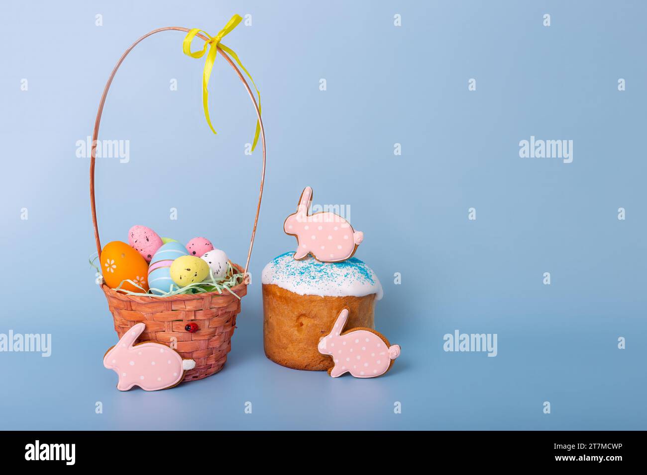 Grazioso pan di zenzero rosa a forma di coniglio , torta di Pasqua e cestino con uova multicolore Foto Stock
