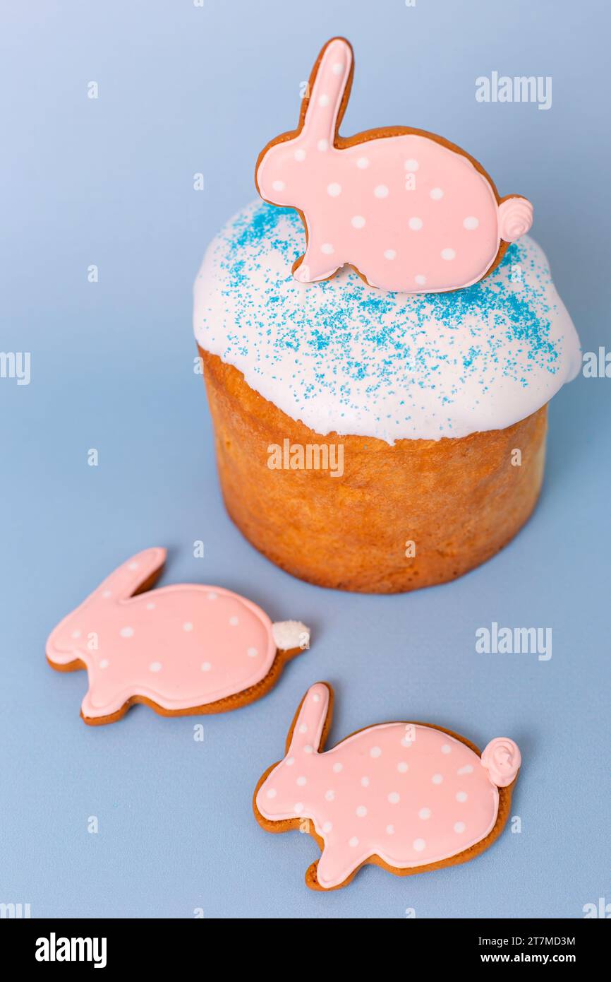 Primo piano di graziosi pani rosa allo zenzero sotto forma di coniglio sulla torta pasquale Foto Stock