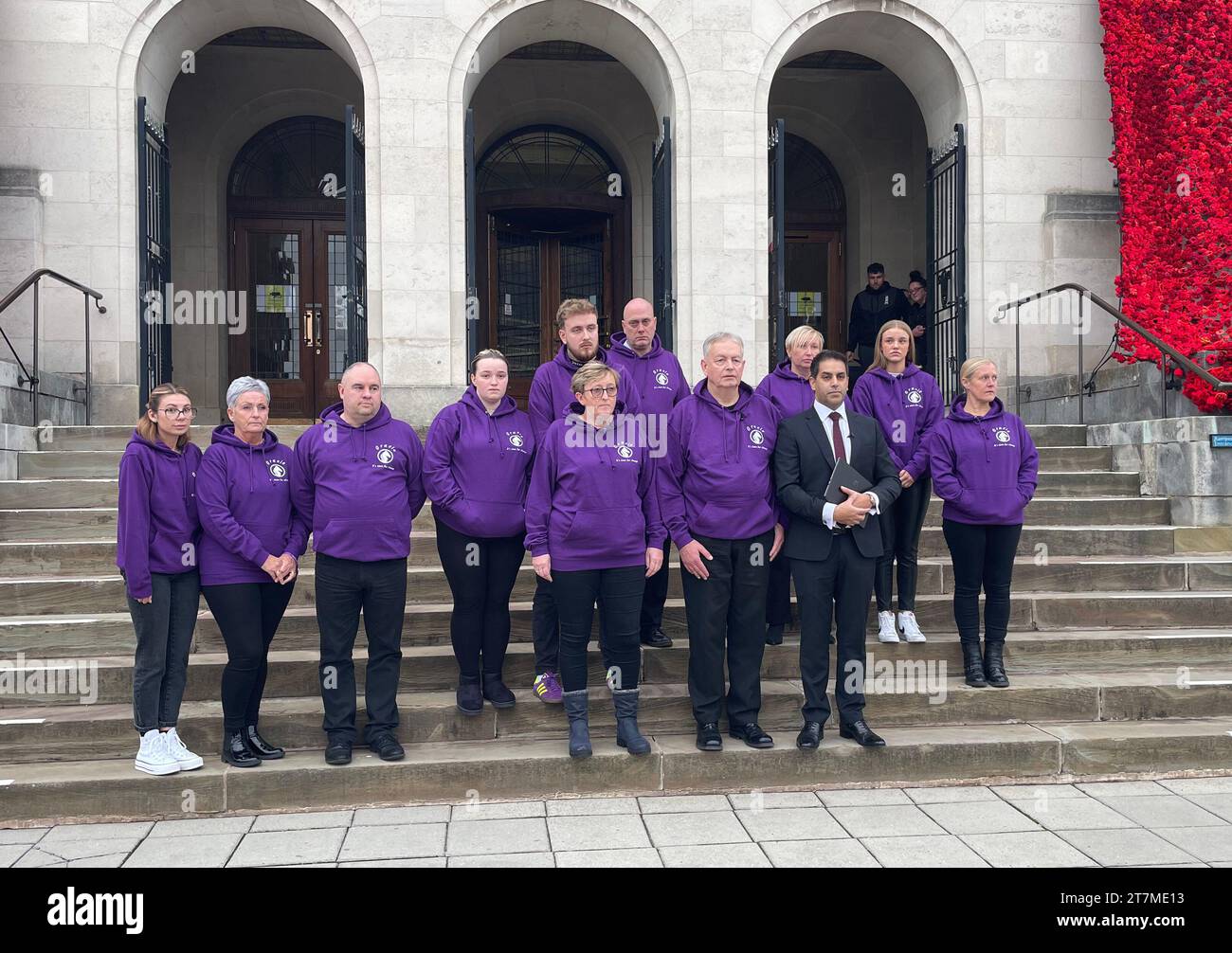 Alison Ward e Richard Spinks, genitori di Gracie Spinks si uniscono ad amici e familiari fuori dalla Corte dei Coroners di Chesterfield dopo che la giuria d'inchiesta ha unanimemente concluso che Gracie Spinks è stata uccisa illegalmente dall'uomo che aveva segnalato per stalking, una giuria d'inchiesta ha concluso all'unanimità. La signora Spinks, 23 anni, è stata accoltellata fatalmente dal 35enne Michael Sellers mentre teneva il suo cavallo alla Blue Lodge Farm a Duckmanton, Derbyshire, il 18 giugno 2021. I venditori furono poi trovati morti a breve distanza. Data di emissione: Lunedì 30 ottobre 2023. Foto Stock