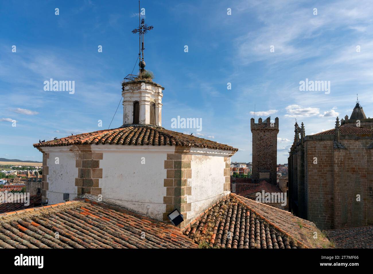 Europa, Spagna, Estremadura, Cáceres, la Chiesa di San Francisco Javier (Chiesa del sangue prezioso) che mostra il tetto con Torre e Crocifisso Foto Stock